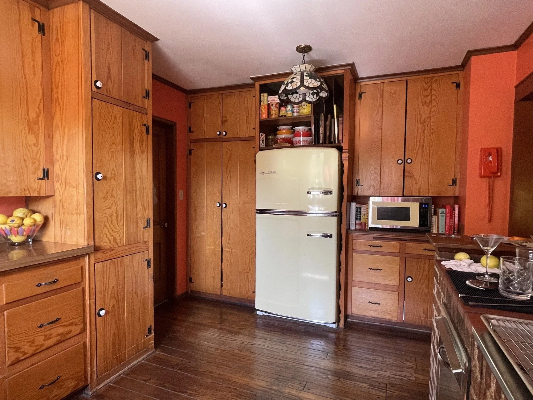 san-fernando-valley-los-angeles-1940s-mid-century-ranch-location-house-retro-fridge.jpg