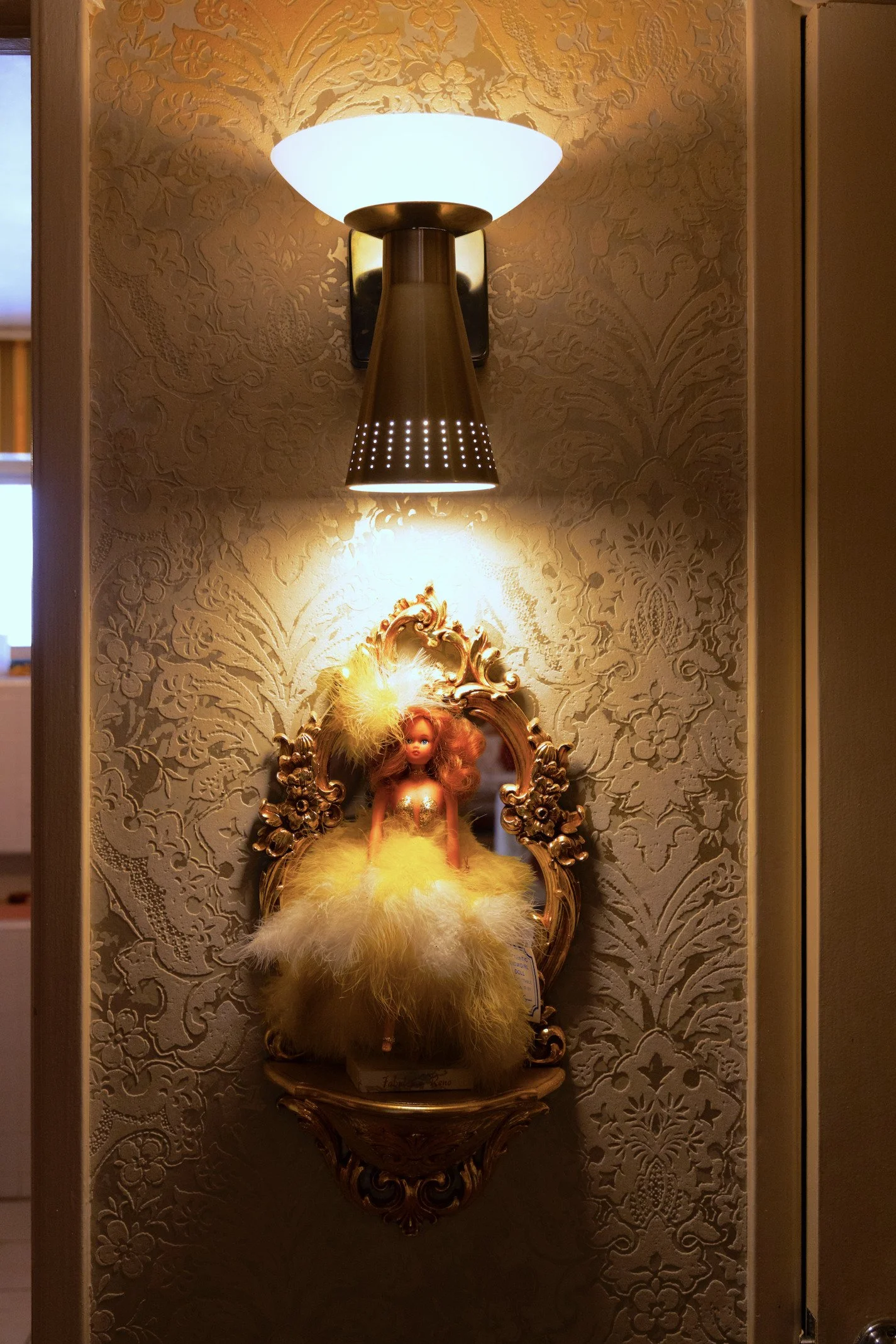 las-vegas-showgirl-house-1950s-hollywood-regency-location-filming-gold-wall-lamp.jpg