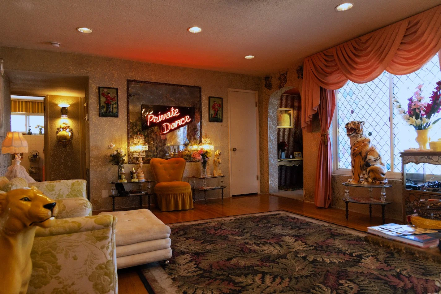 las-vegas-showgirl-house-1950s-hollywood-regency-location-filming-lounge.jpg