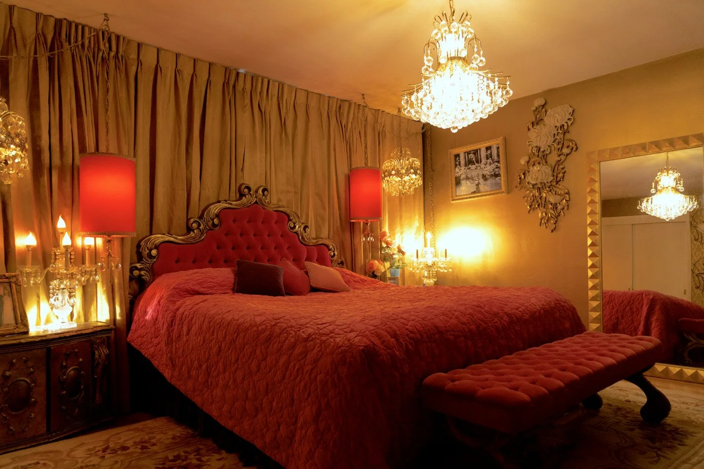 las-vegas-showgirl-house-1950s-hollywood-regency-location-filming-pink-double-bed.jpg