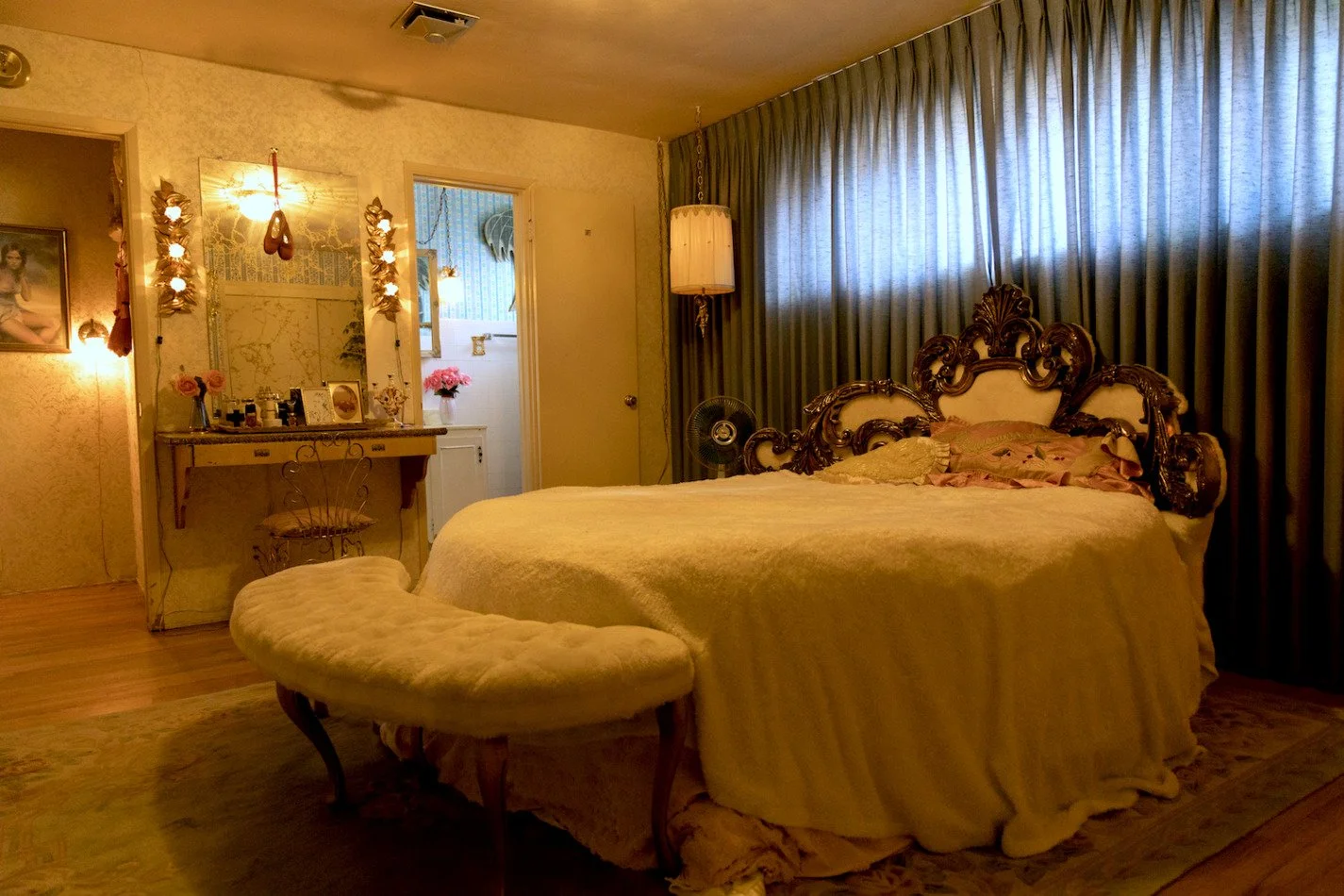 las-vegas-showgirl-house-1950s-hollywood-regency-location-filming-round-bed.jpg