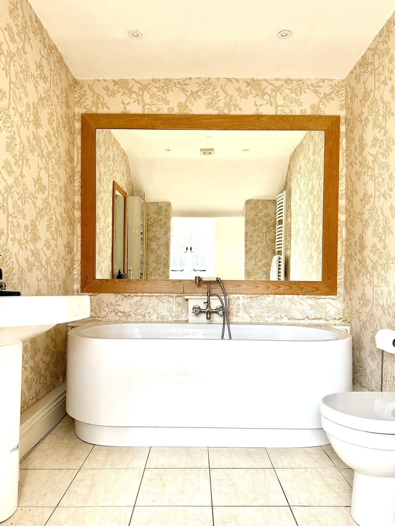 east-sussex-kitsch-country-estate-oast-house-filming-photography-location-bath-tub.jpg