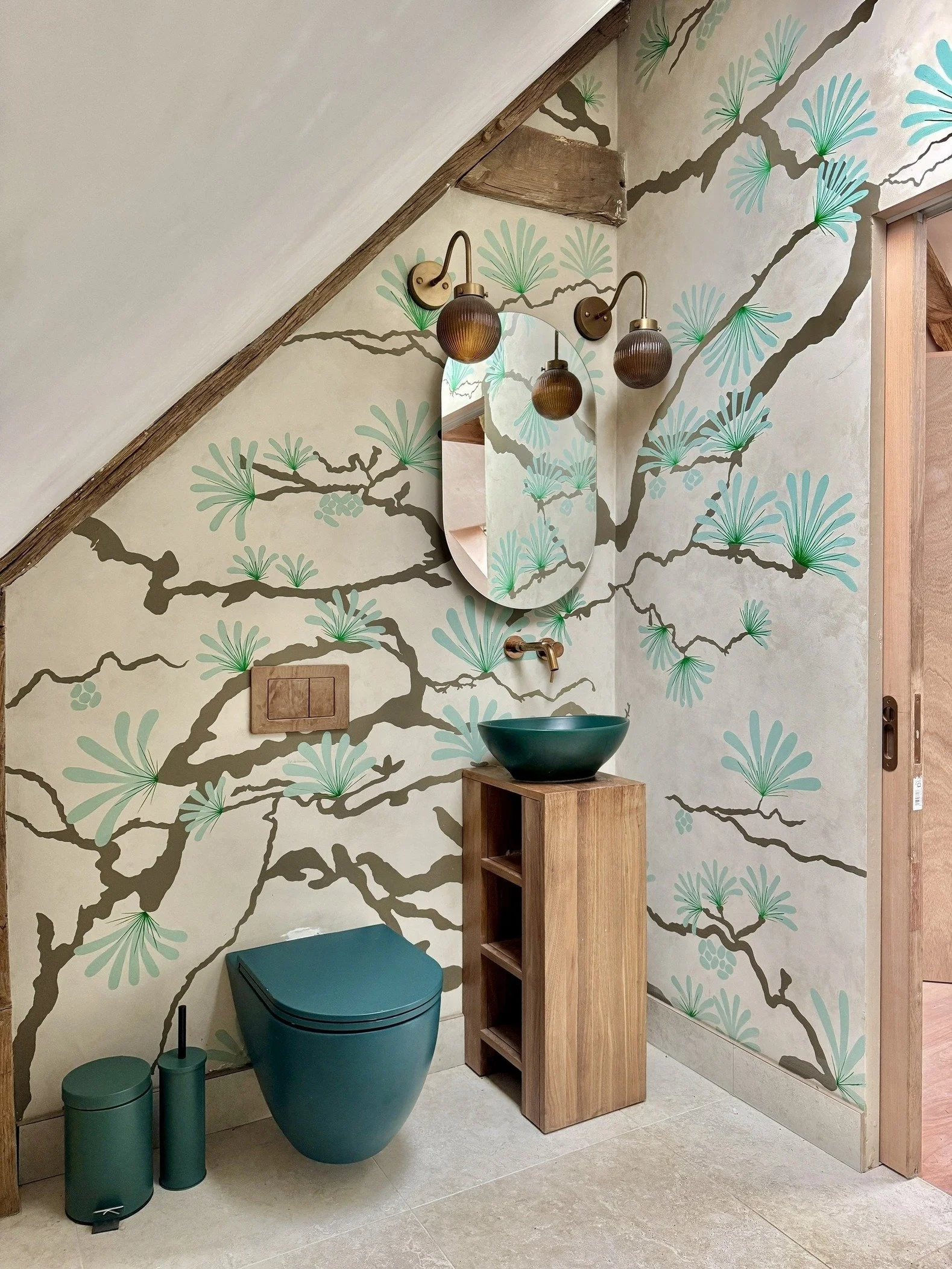east-sussex-kitsch-country-estate-oast-house-filming-photography-location-mirror-wall-art.jpg
