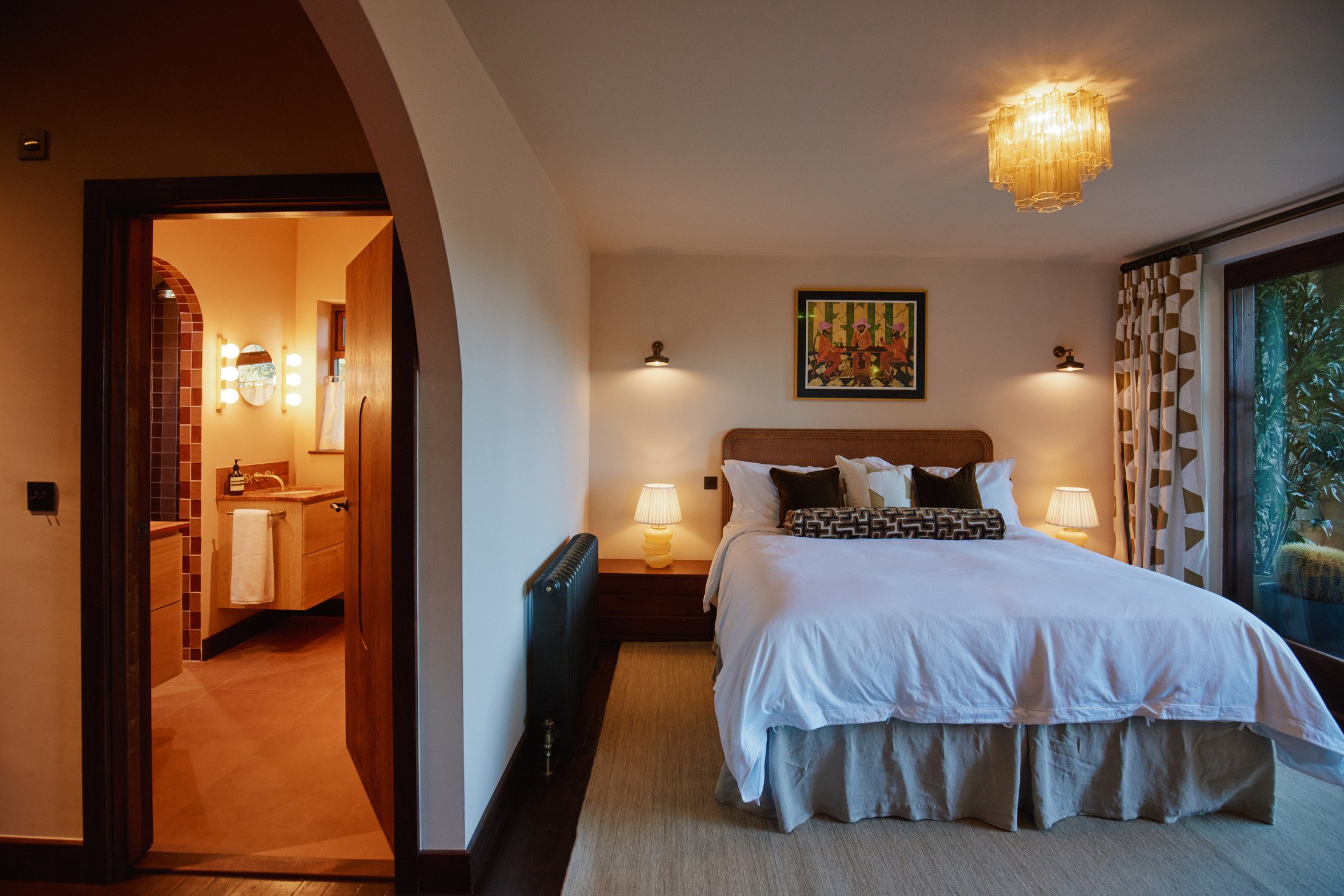 cotswolds-midcentury-california-location-house-filming-photoshoots-events-bedroom-ensuite-bathroom.jpg