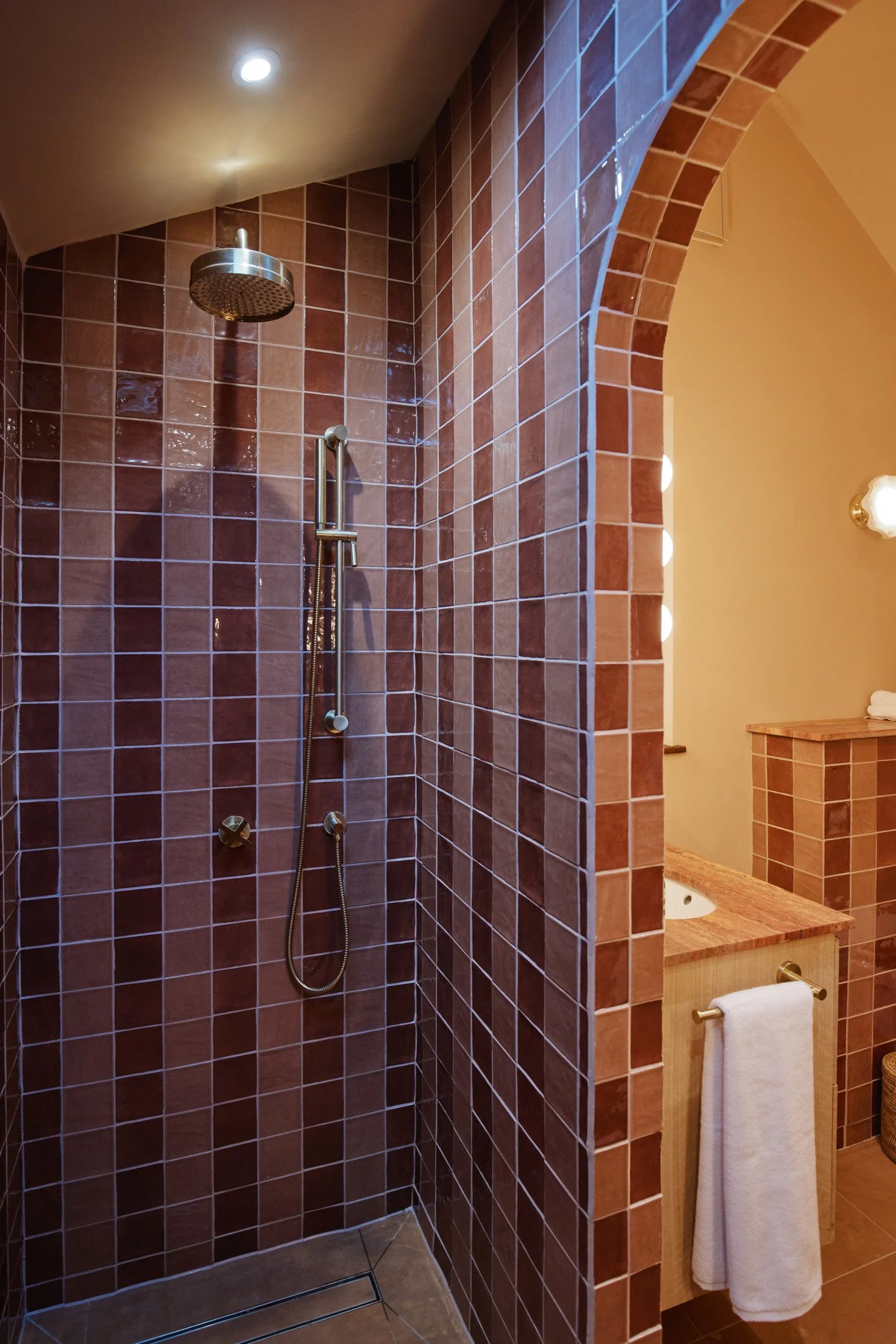 cotswolds-midcentury-california-location-house-filming-photoshoots-events-brown-bathroom-tiles.jpg