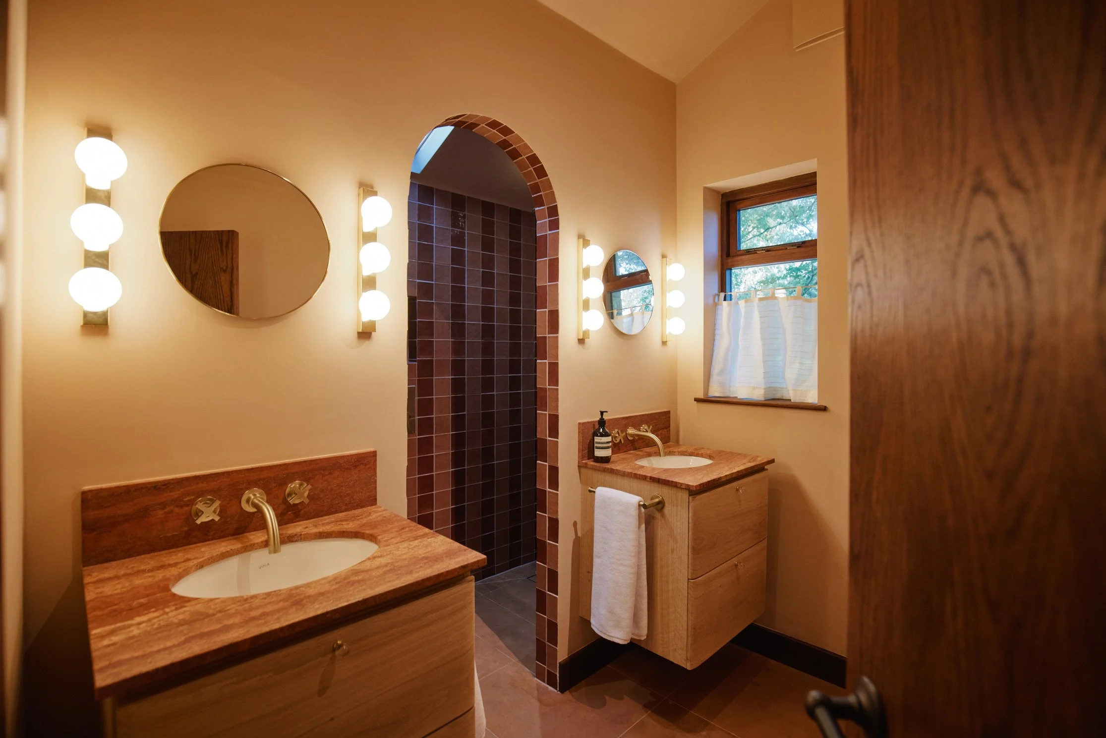 cotswolds-midcentury-california-location-house-filming-photoshoots-events-ensuite-bathroom.jpg