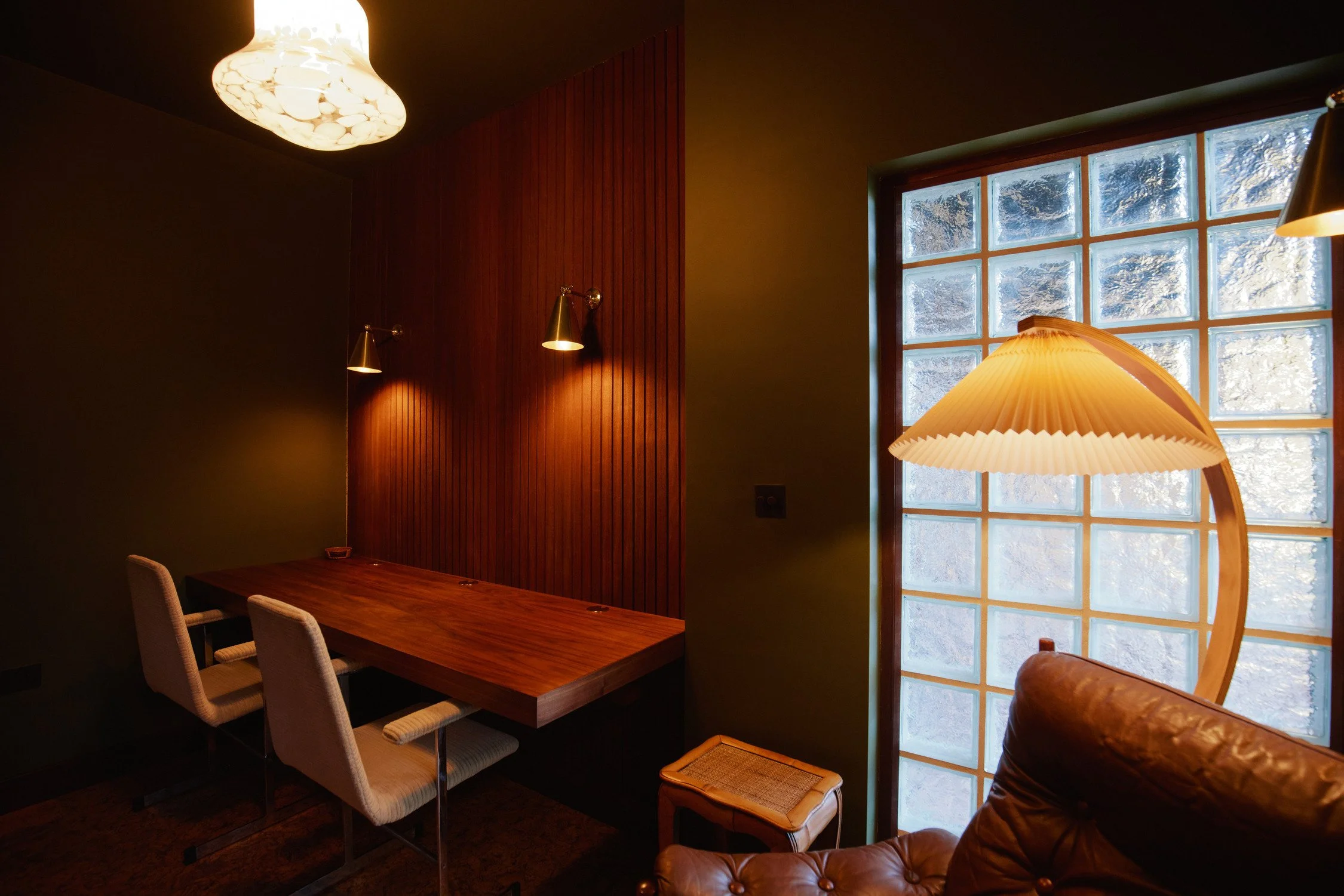 cotswolds-midcentury-california-location-house-filming-photoshoots-events-lamps.jpg