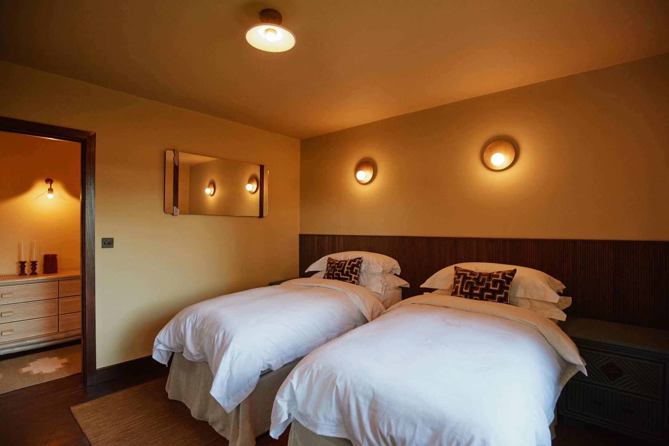 cotswolds-midcentury-california-location-house-filming-photoshoots-events-single-beds-wall-lights.jpg