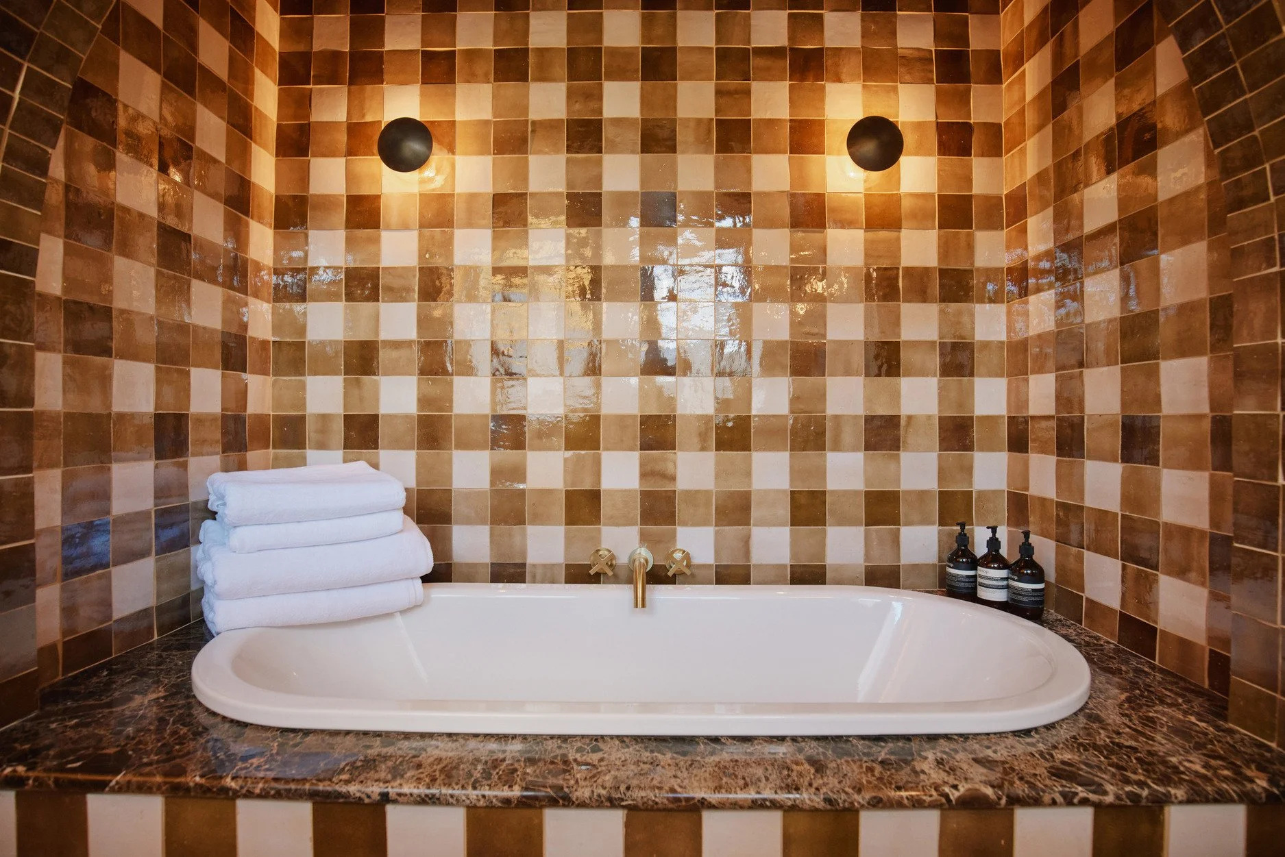 cotswolds-midcentury-california-location-house-filming-photoshoots-events-bath-tub.jpg