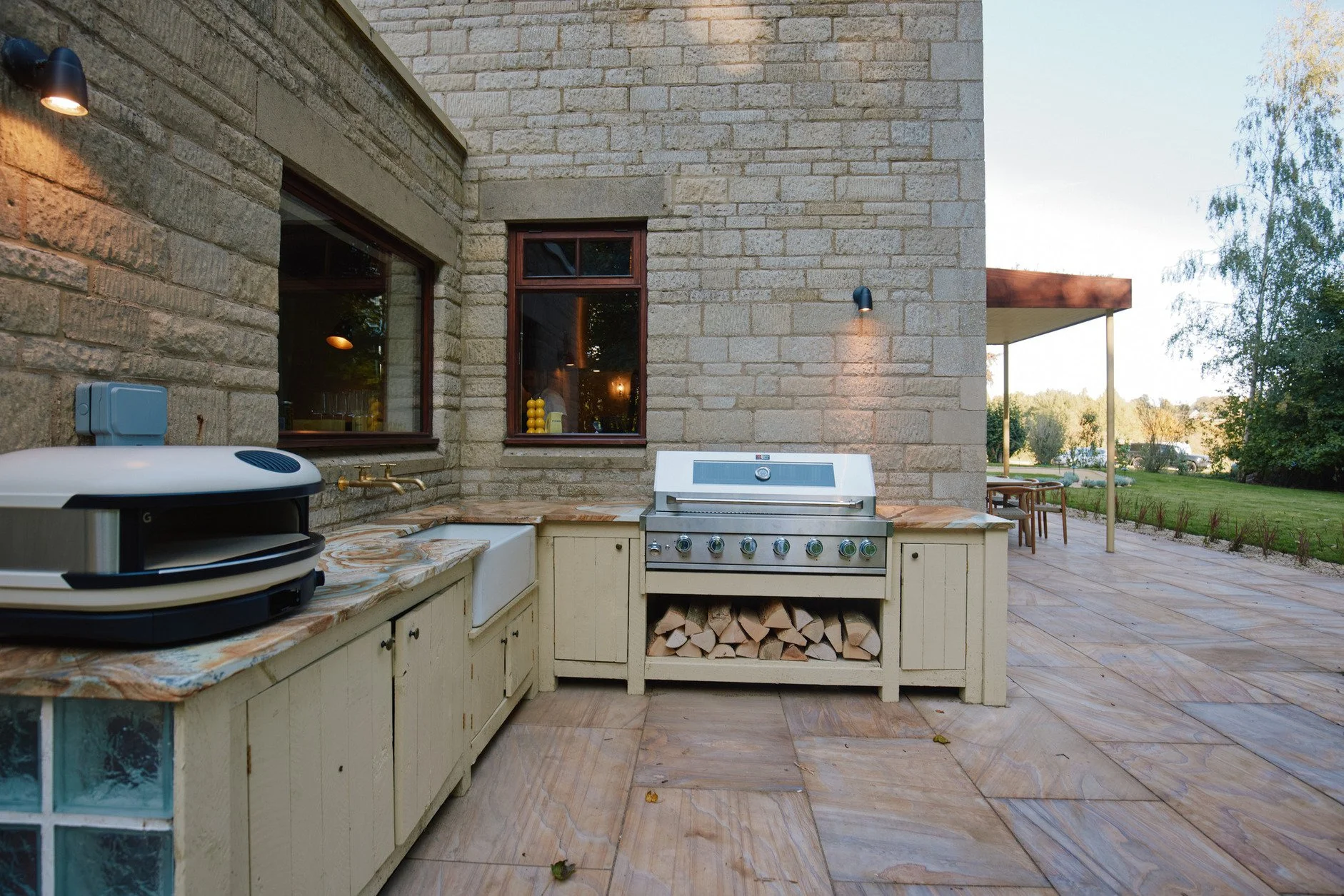 cotswolds-midcentury-california-location-house-filming-photoshoots-events-outdoor-kitchen.jpg