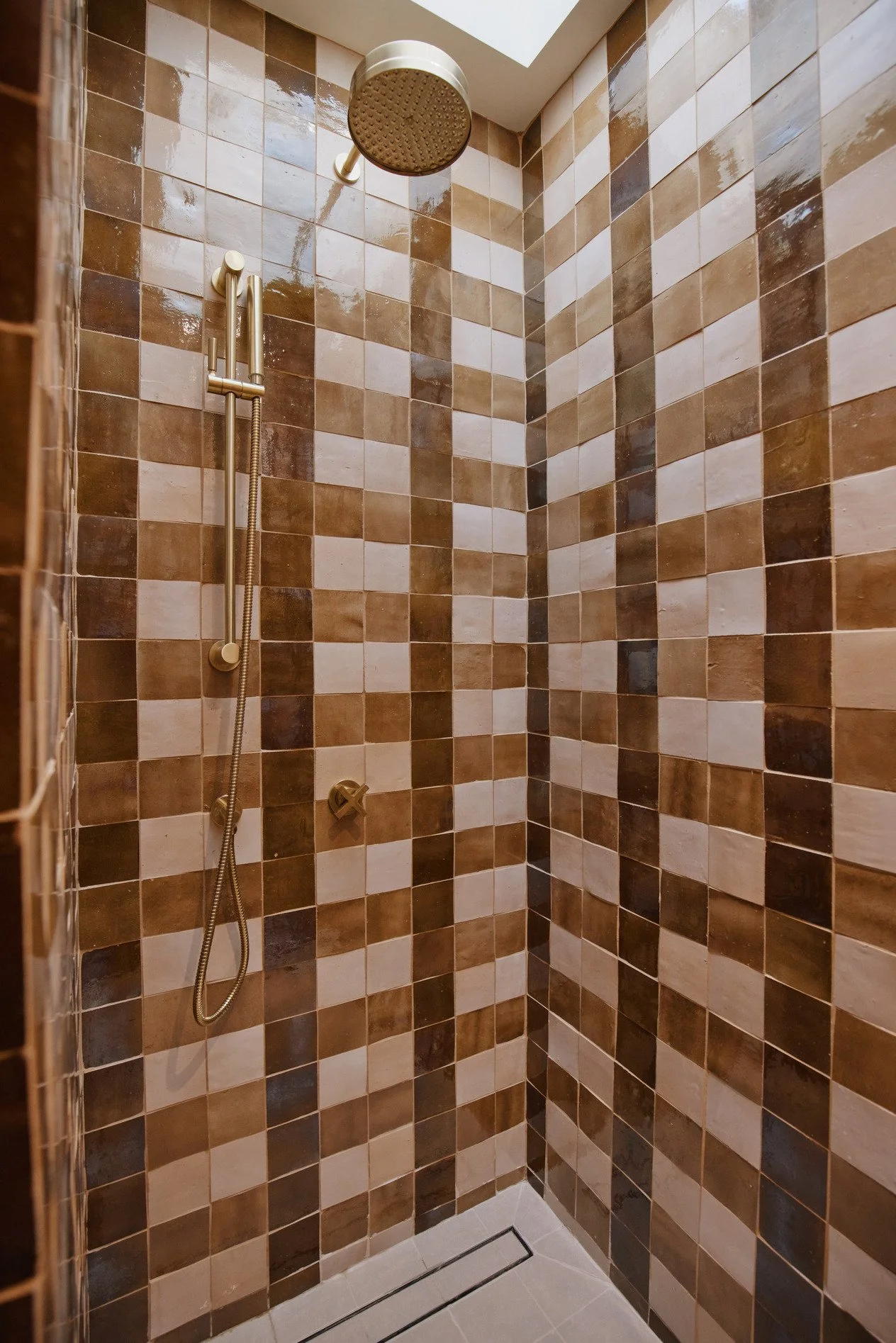 cotswolds-midcentury-california-location-house-filming-photoshoots-events-tiled-shower.jpg
