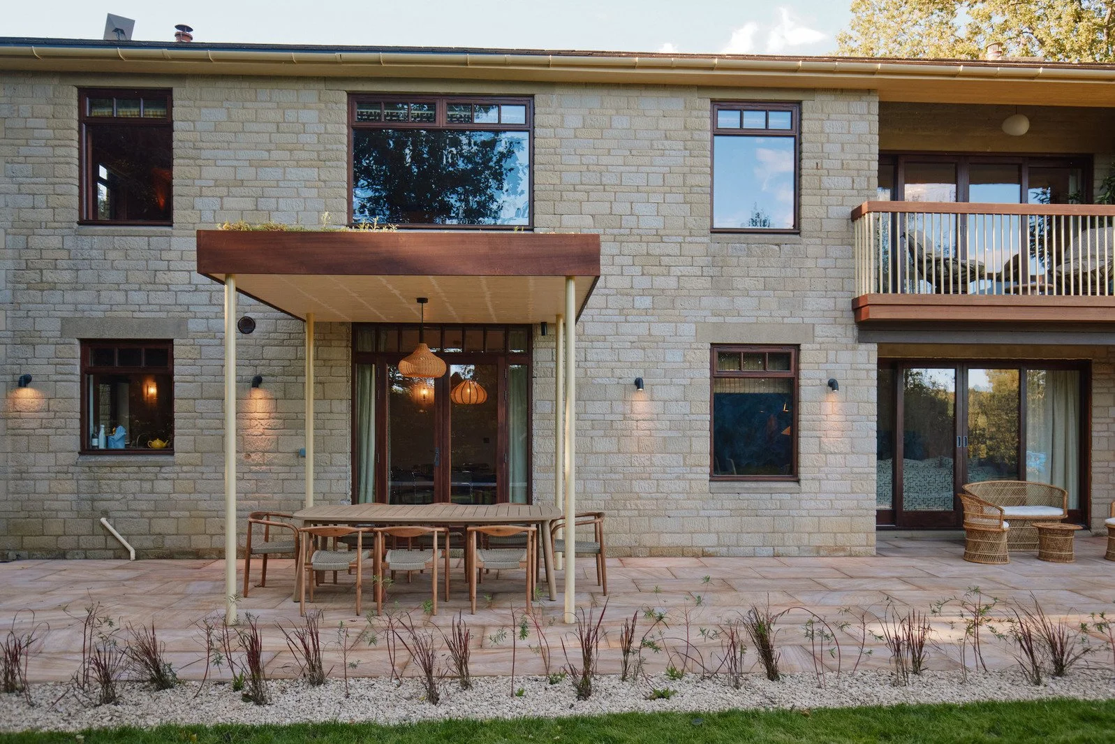 cotswolds-midcentury-california-location-house-filming-photoshoots-events-outside-dining.jpg