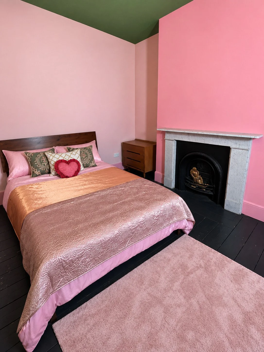margate-retro-1930s-location-house-filming-photoshoots-pink-double-bedroom.jpg