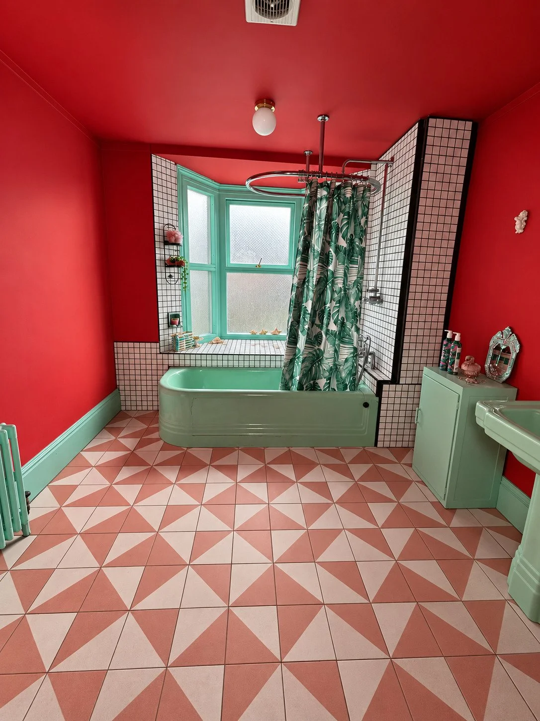 margate-retro-1930s-location-house-filming-photoshoots-red-bathroom.jpg