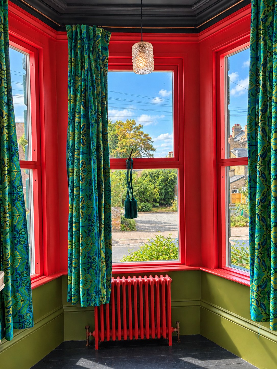 margate-retro-1930s-location-house-filming-photoshoots-red-bay-window.jpg