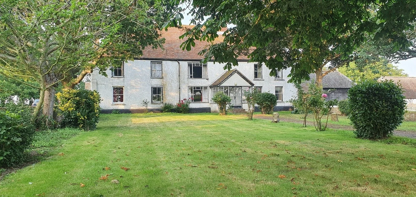 kent-16th-century-farmhouse-1960s-1970s-interior-decor-filming-photoshoots - facade.jpg