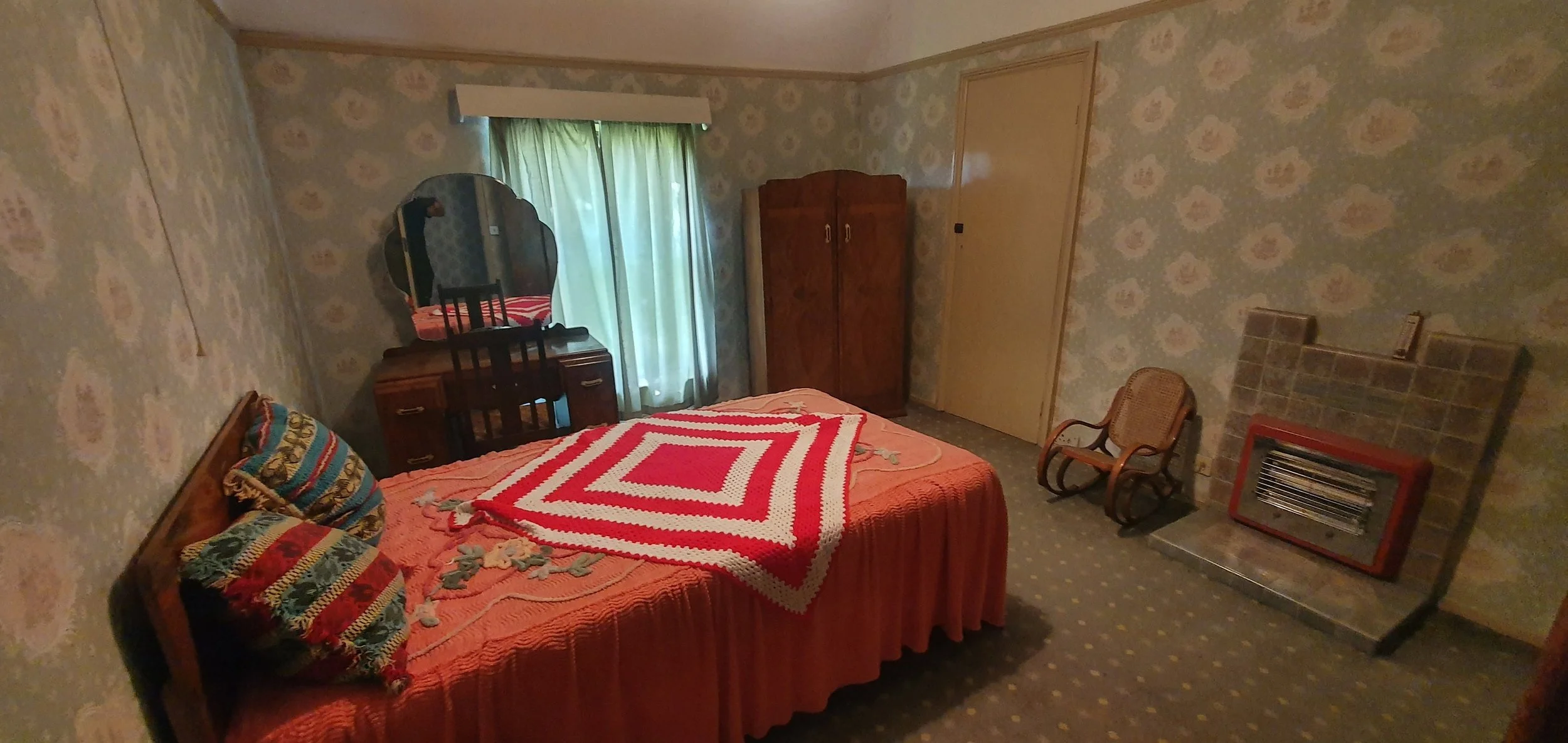 kent-16th-century-farmhouse-1960s-1970s-interior-decor-filming-photoshoots-bed-quilt.jpg