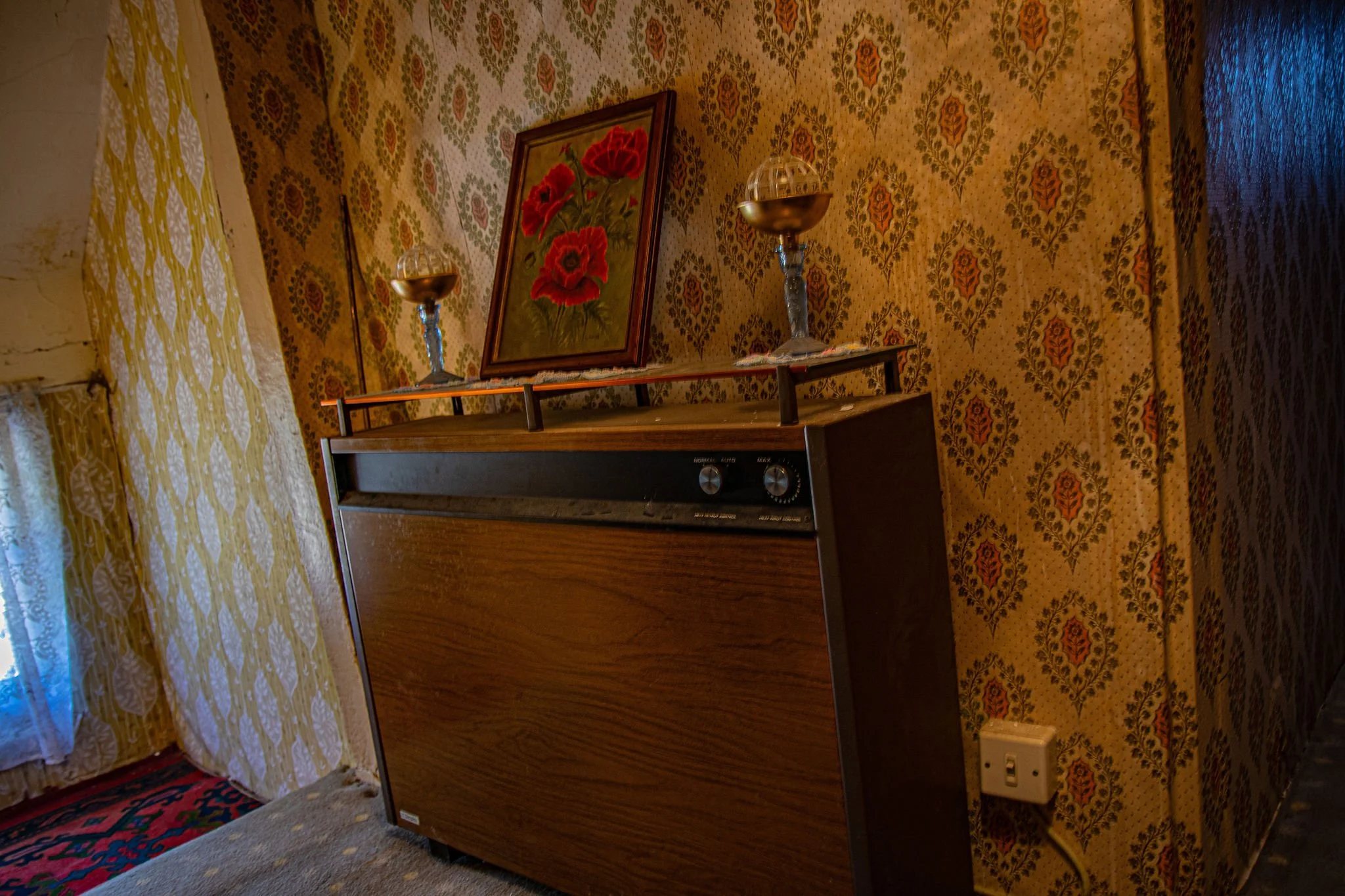 kent-16th-century-farmhouse-1960s-1970s-interior-decor-filming-photoshoots-chest-draws.jpg