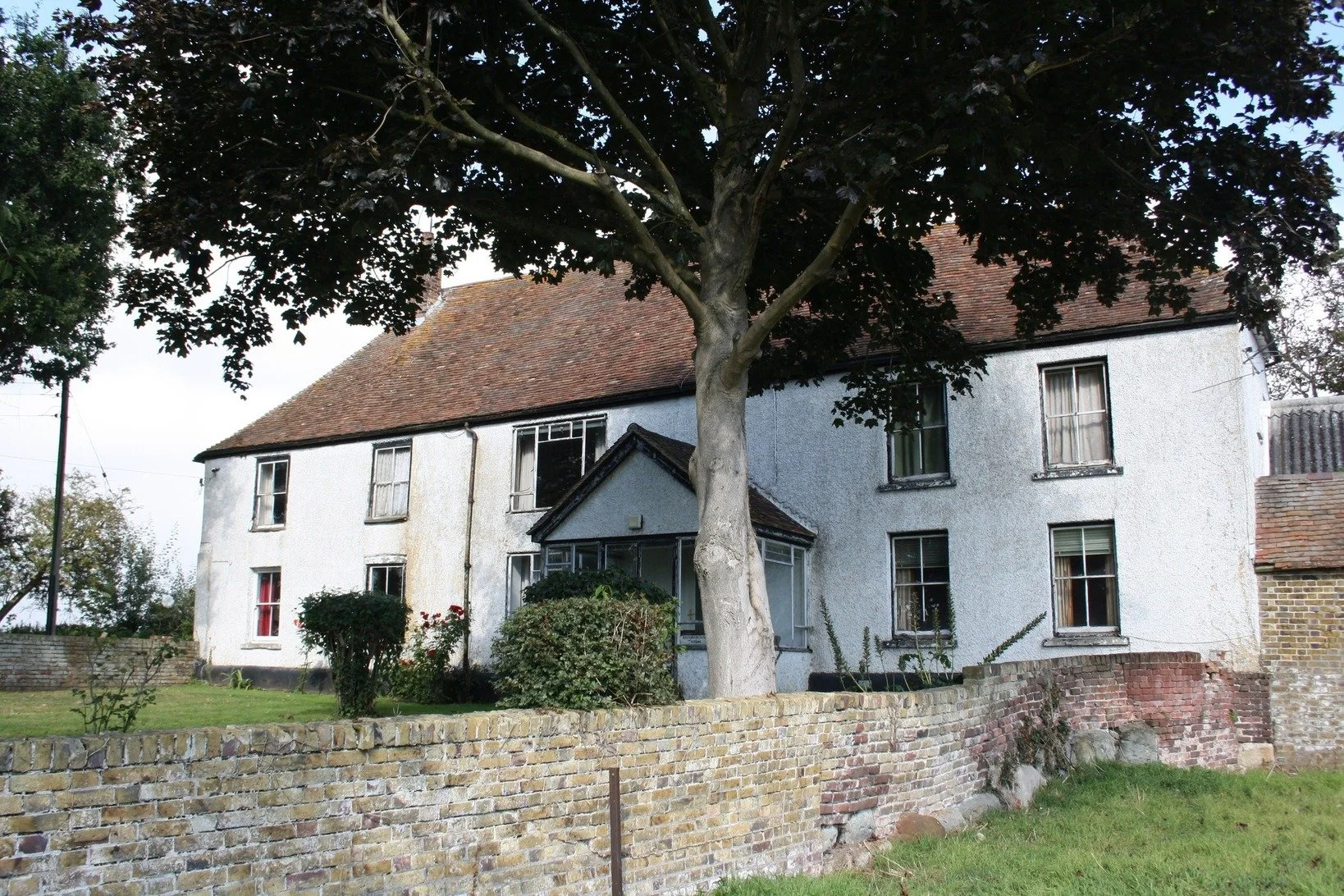 kent-16th-century-farmhouse-1960s-1970s-interior-decor-filming-photoshoots-garden-wall.jpg
