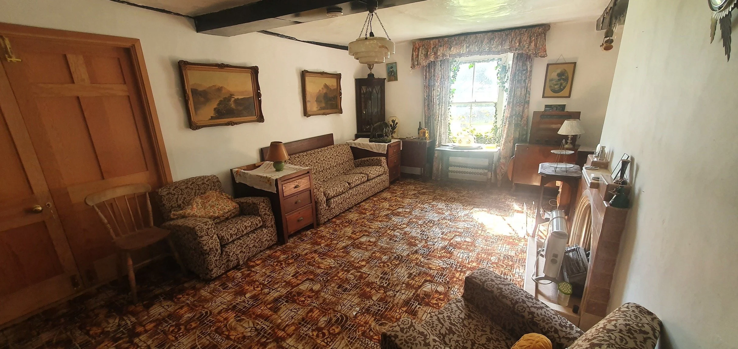 kent-16th-century-farmhouse-1960s-1970s-interior-decor-filming-photoshoots-lounge.jpg