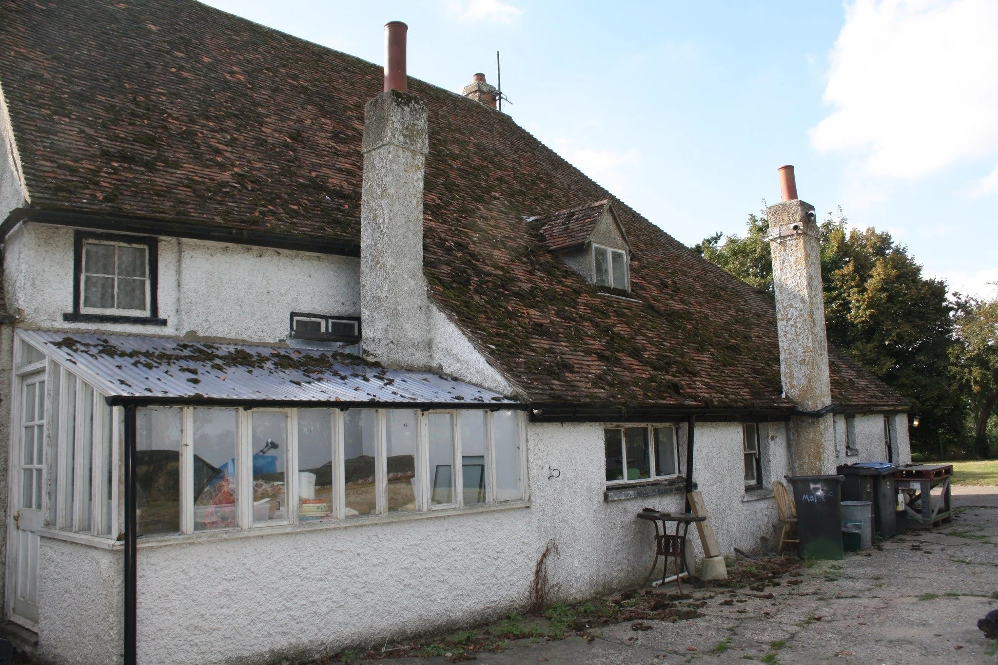 kent-16th-century-farmhouse-1960s-1970s-interior-decor-filming-photoshoots-rear-porch-glass.jpg
