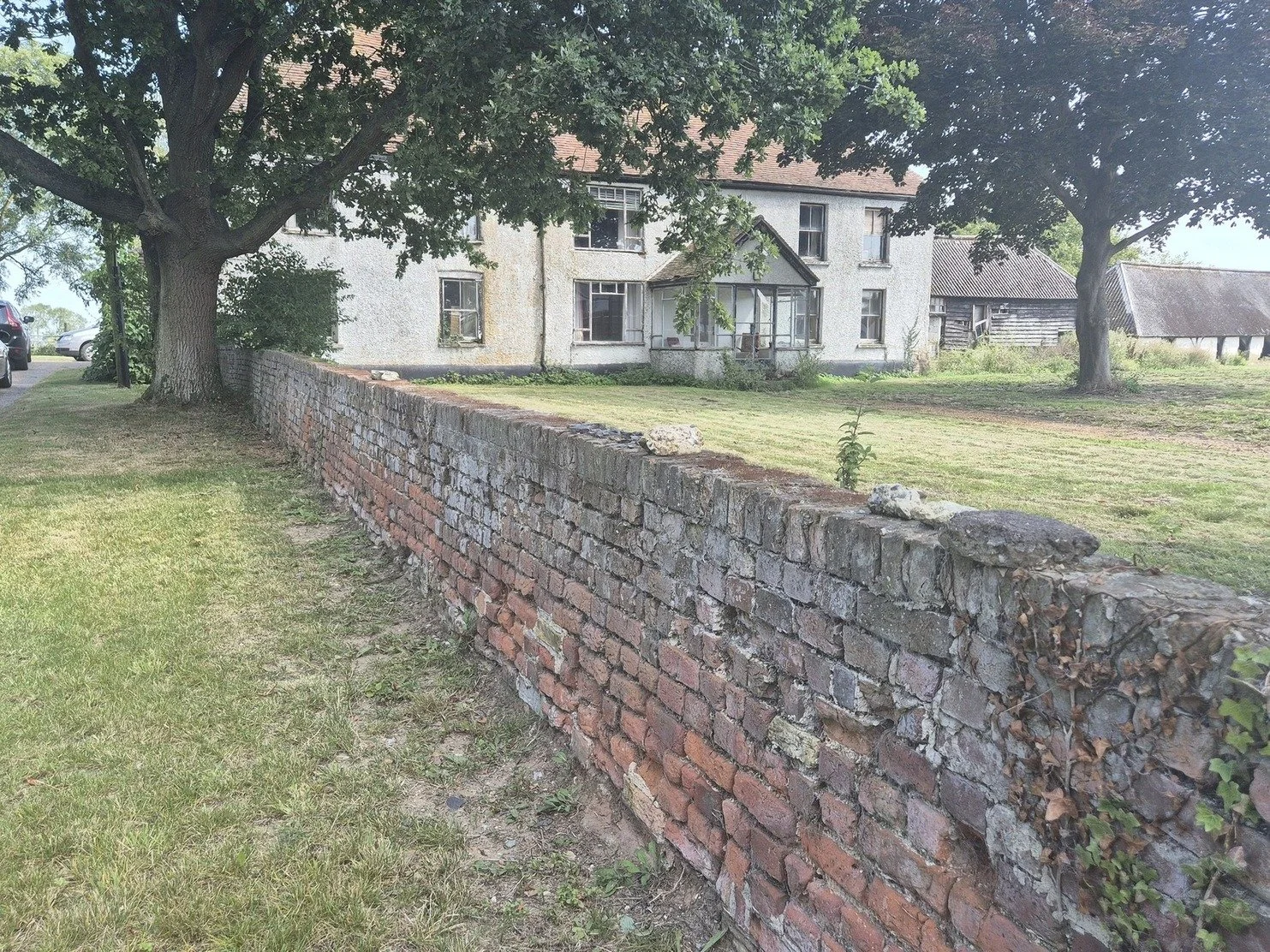 kent-16th-century-farmhouse-1960s-1970s-interior-decor-filming-photoshoots-stone-wall.jpg
