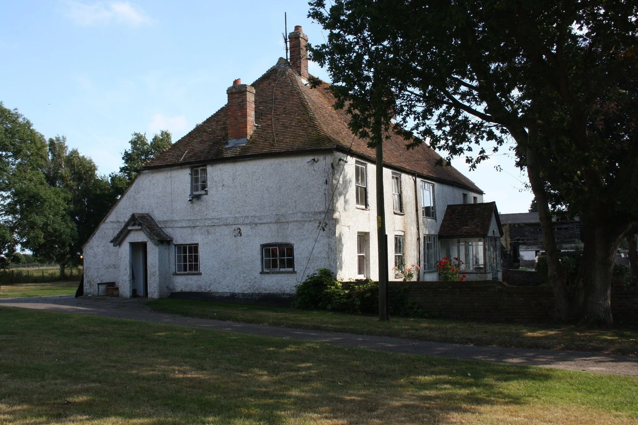 kent-16th-century-farmhouse-1960s-1970s-interior-decor-filming-photoshoots-trees.jpg