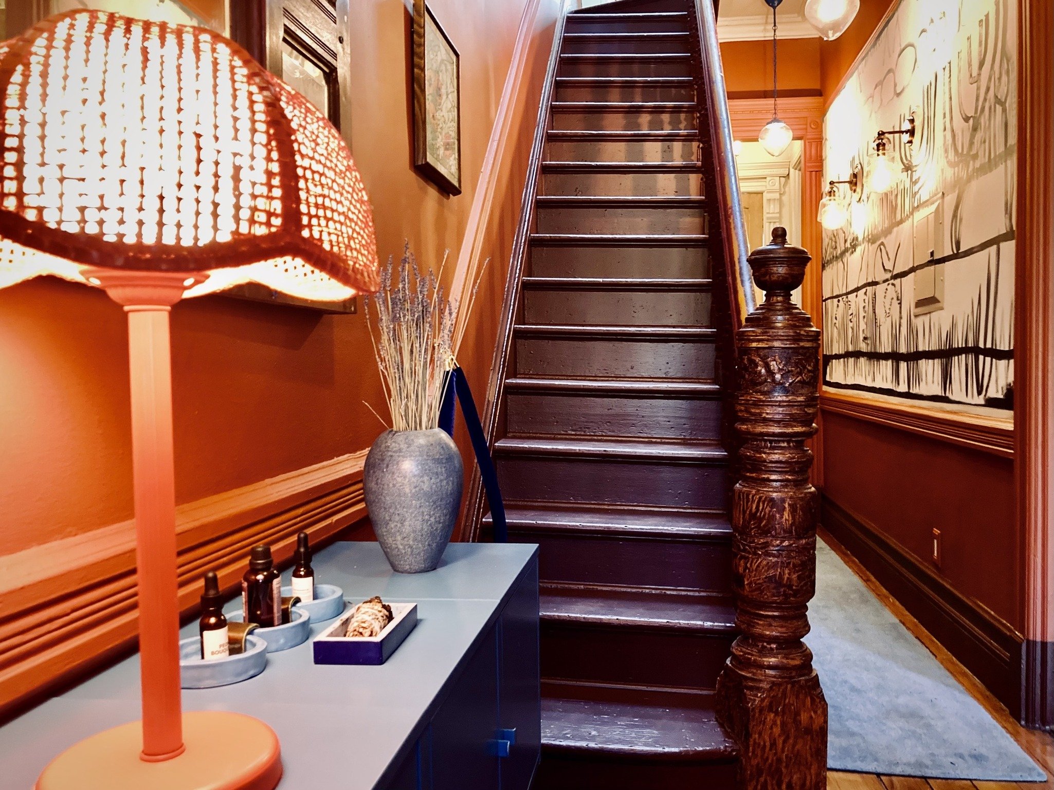 new-york-period-historic-townhouse-filming-photoshoots-hallway-lamp.jpg