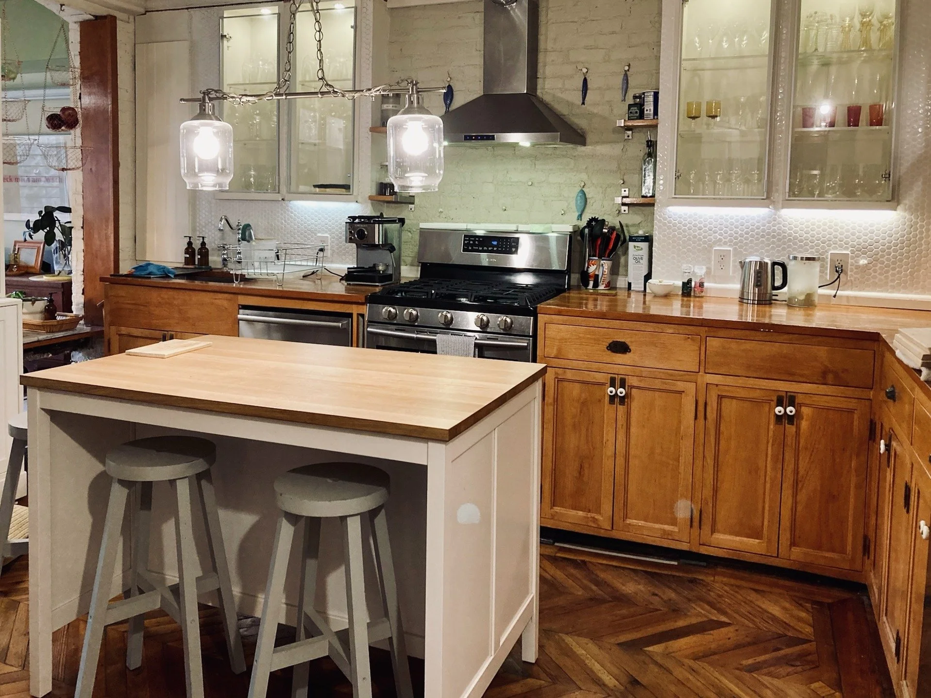 new-york-period-historic-townhouse-filming-photoshoots-white-kitchen-breakfast-bar.jpg