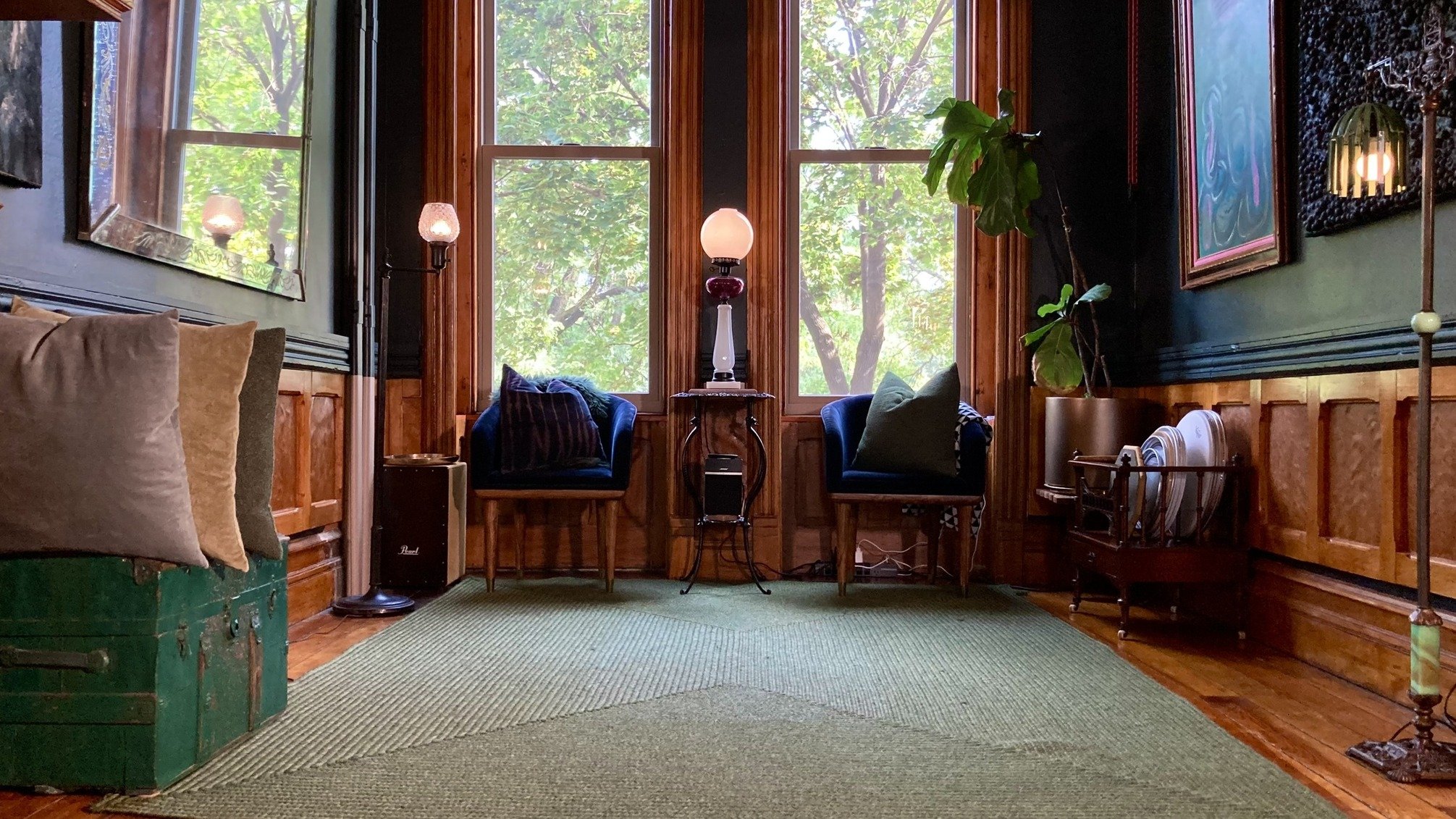 new-york-period-historic-townhouse-filming-photoshoots-window-chairs.jpg