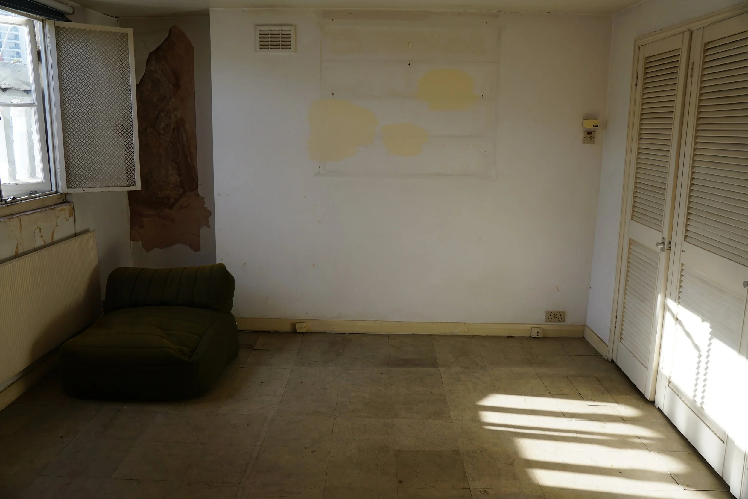 london-retro-distressed-white-stucco-terraced-house-unmodernised-filming-photoshoots-events-air-vents (1).jpg