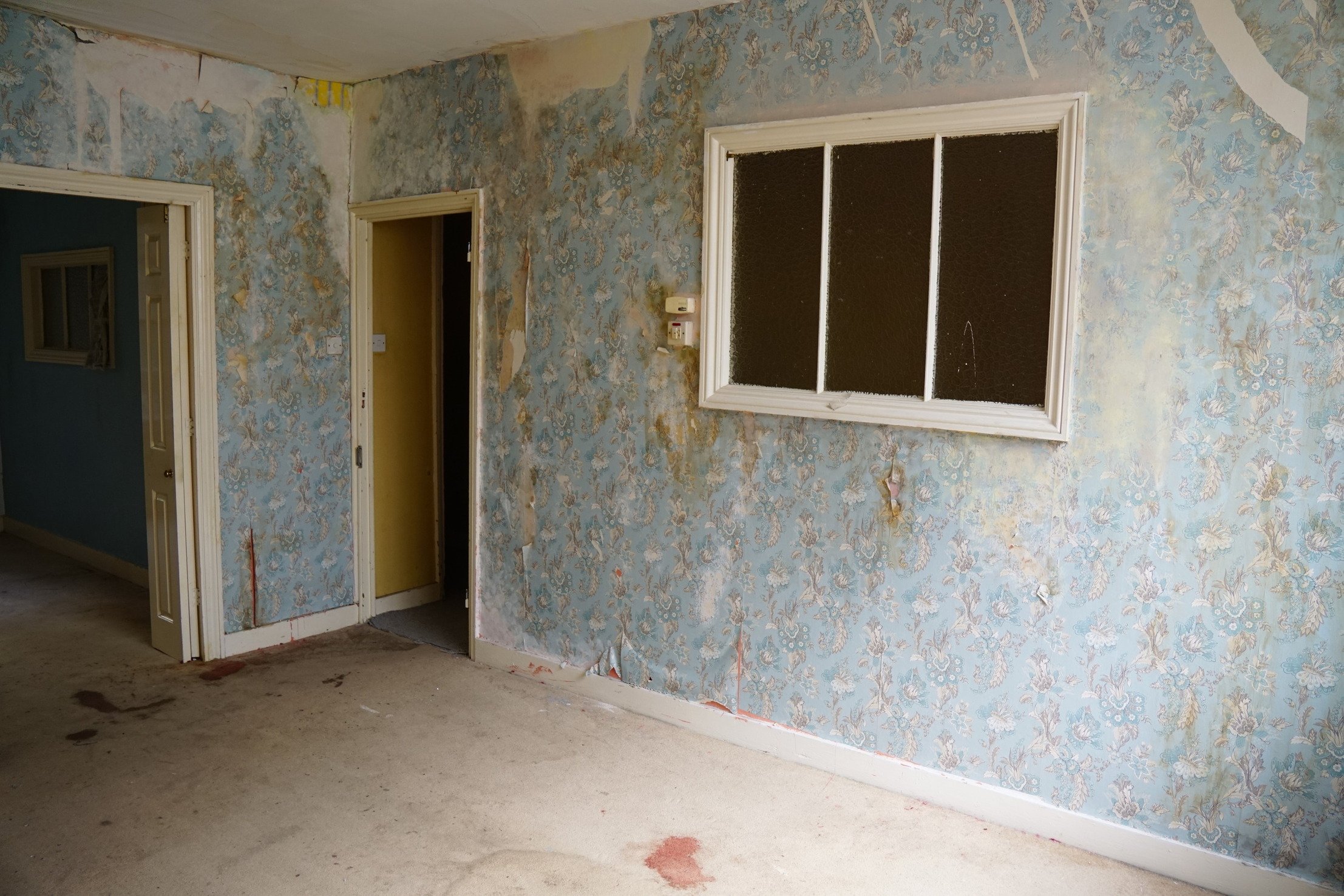 london-retro-distressed-white-stucco-terraced-house-unmodernised-filming-photoshoots-events-blue-walls.jpg