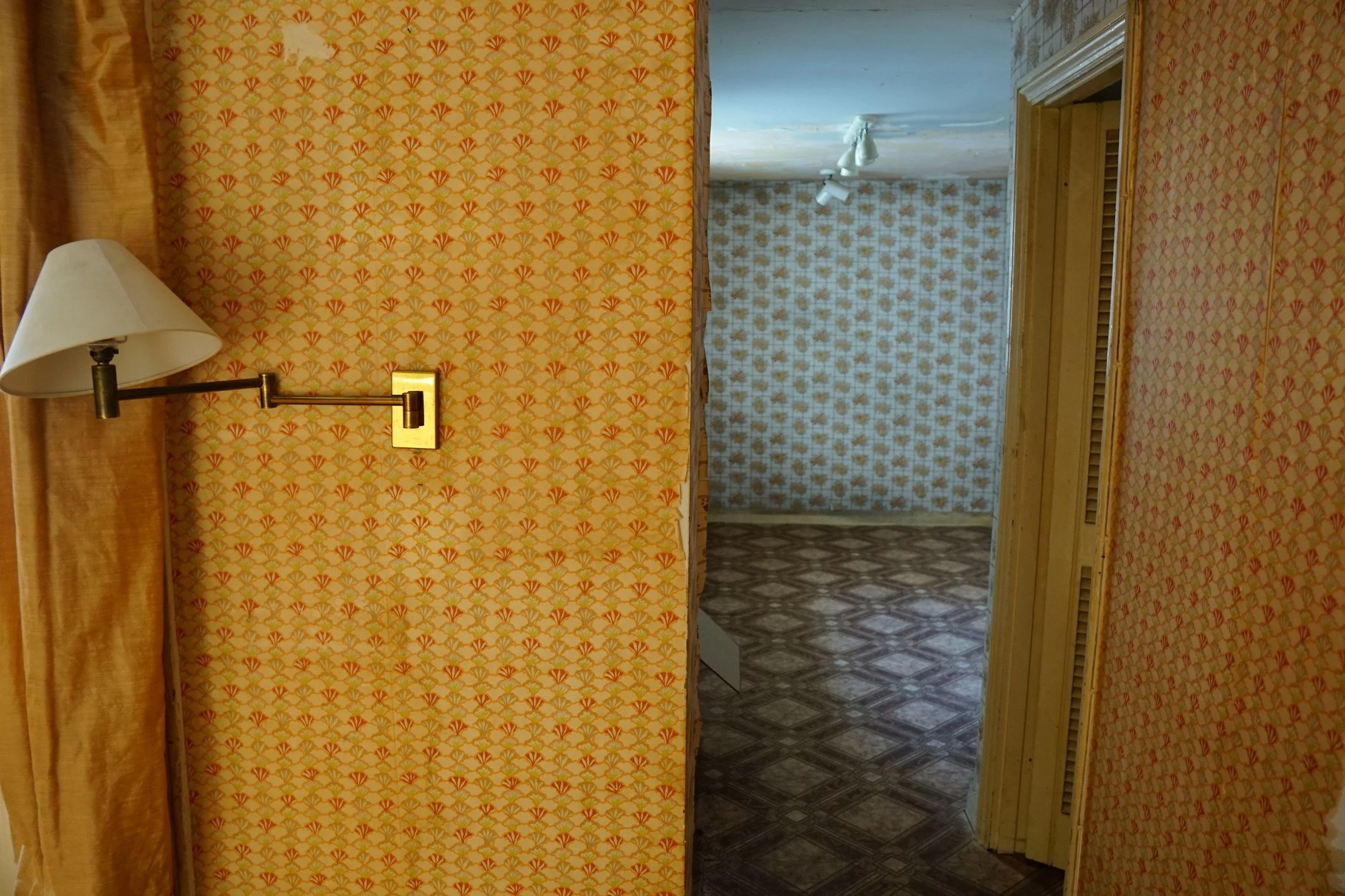 london-retro-distressed-white-stucco-terraced-house-unmodernised-filming-photoshoots-events-brown-tiled-floor.jpg