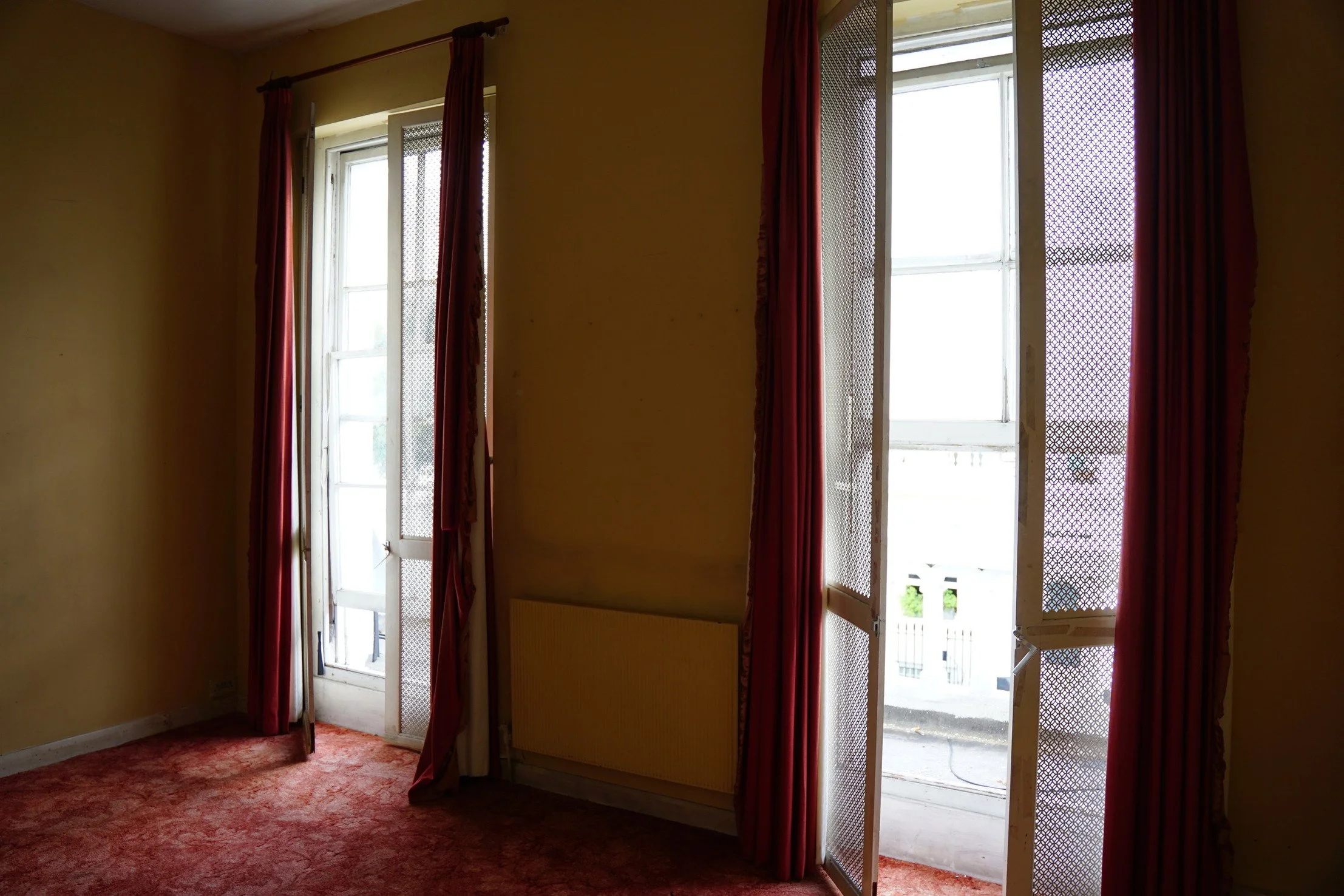 london-retro-distressed-white-stucco-terraced-house-unmodernised-filming-photoshoots-events-curtains.jpg