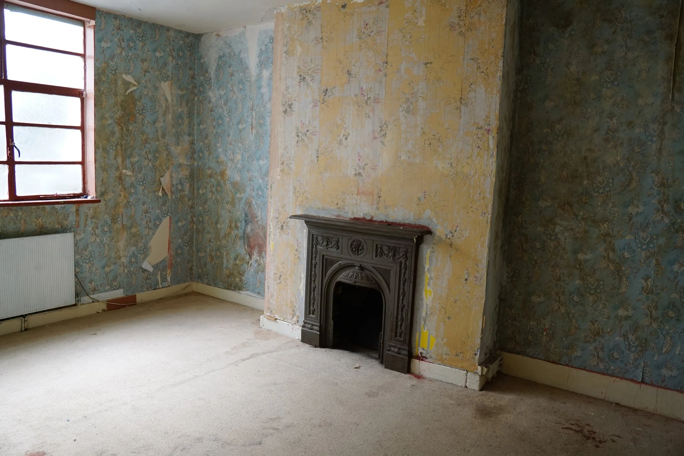 london-retro-distressed-white-stucco-terraced-house-unmodernised-filming-photoshoots-events-fireplace.jpg