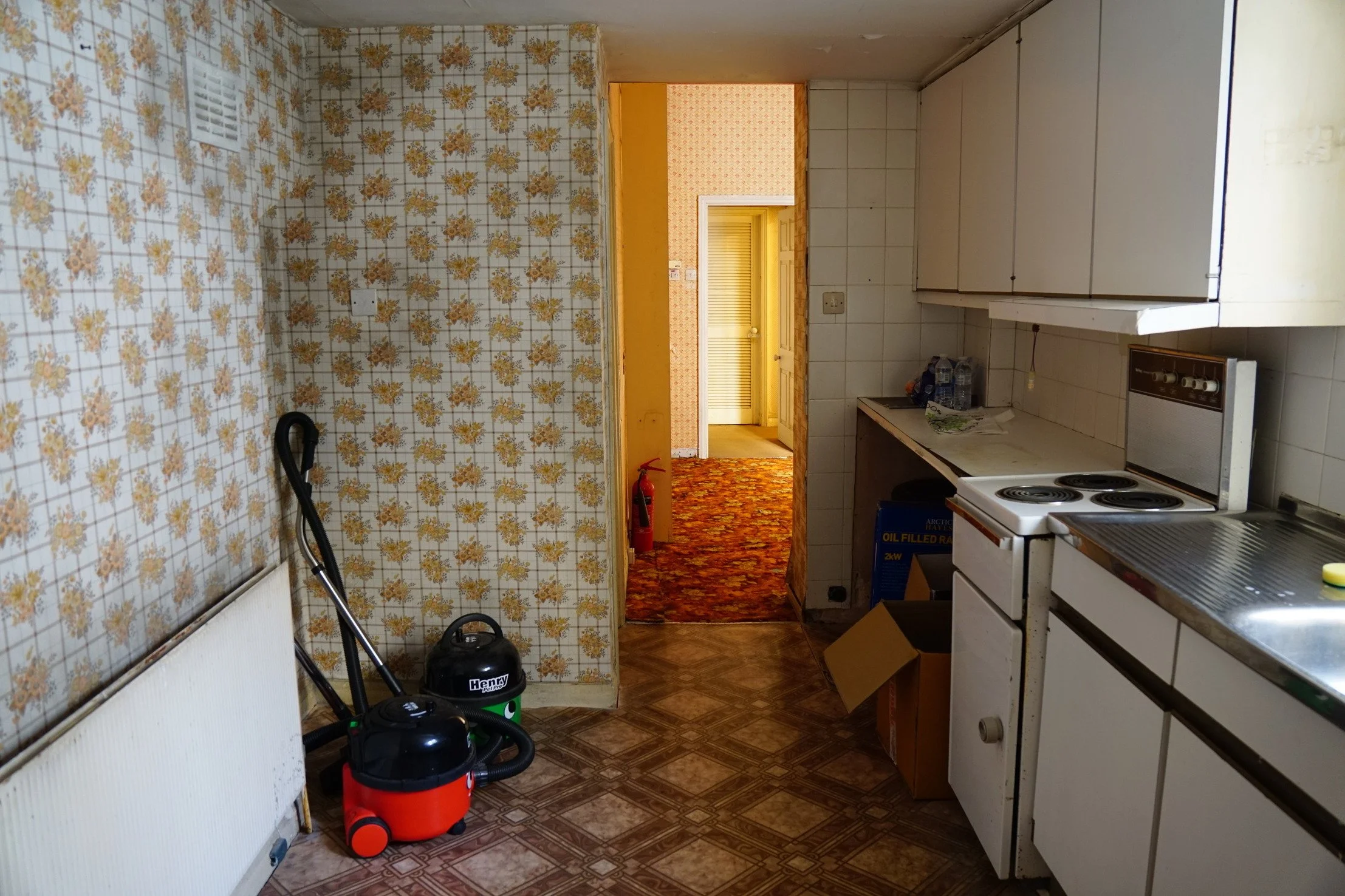 london-retro-distressed-white-stucco-terraced-house-unmodernised-filming-photoshoots-events-kitchen-cooker.jpg