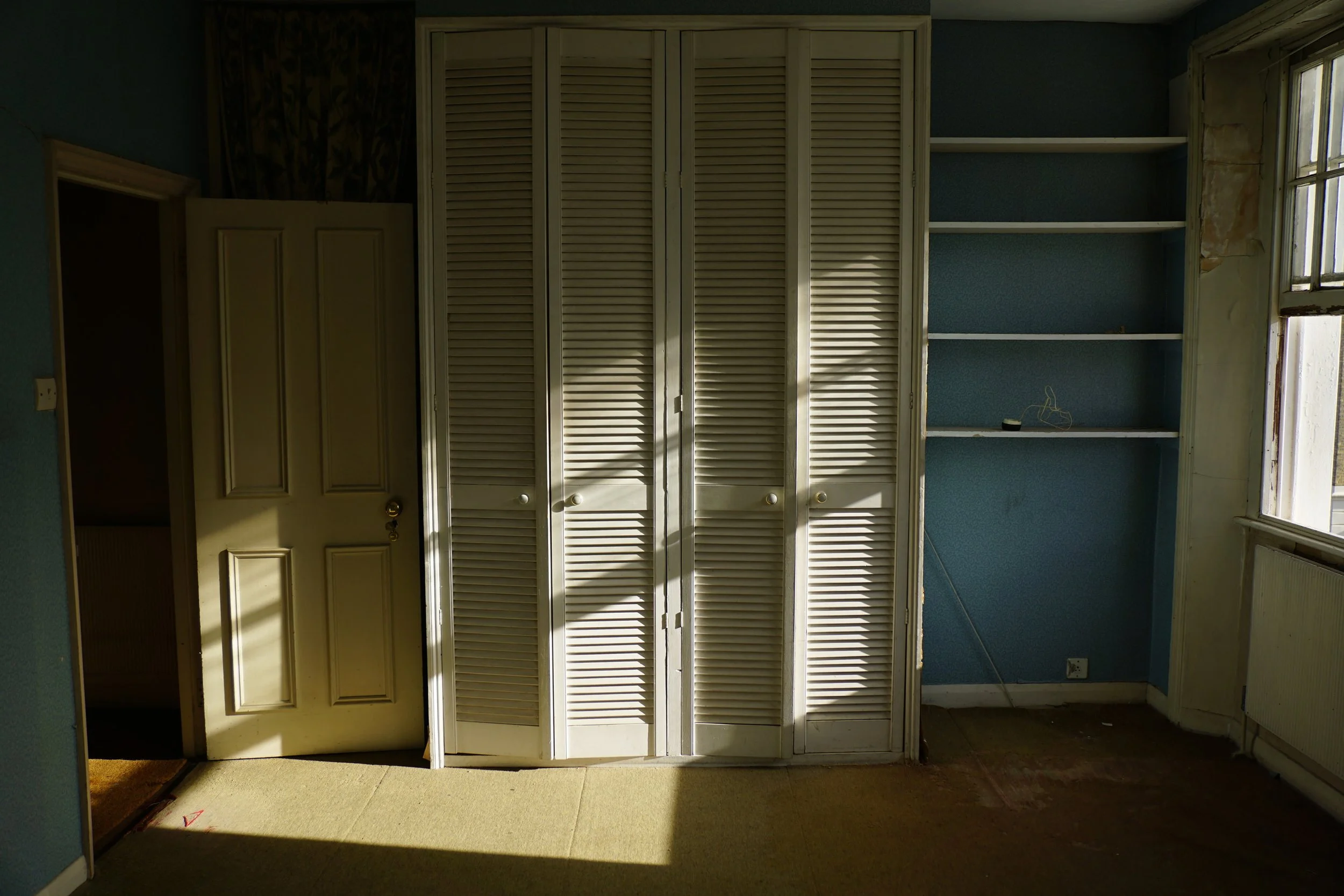 london-retro-distressed-white-stucco-terraced-house-unmodernised-filming-photoshoots-events-louvre-doors-blue-walls.jpg