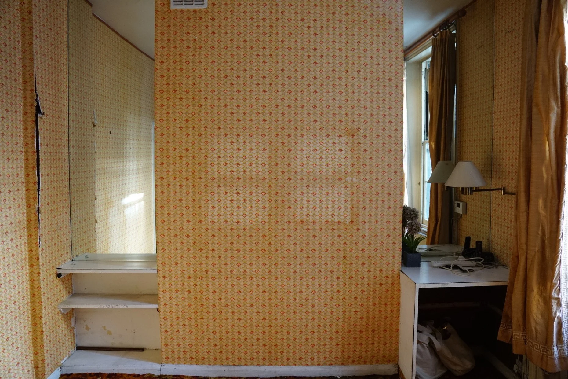 london-retro-distressed-white-stucco-terraced-house-unmodernised-filming-photoshoots-events-mirror.jpg