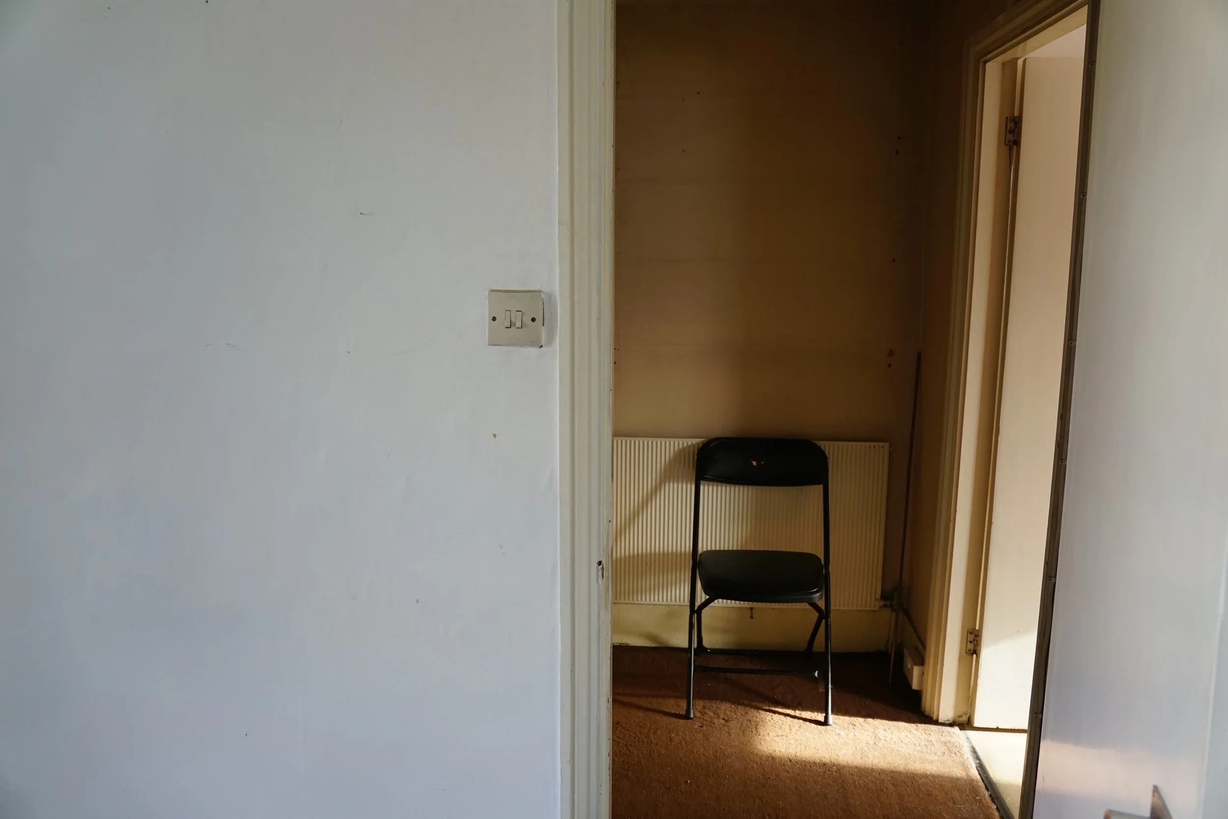 london-retro-distressed-white-stucco-terraced-house-unmodernised-filming-photoshoots-events-plastic-chair.jpg