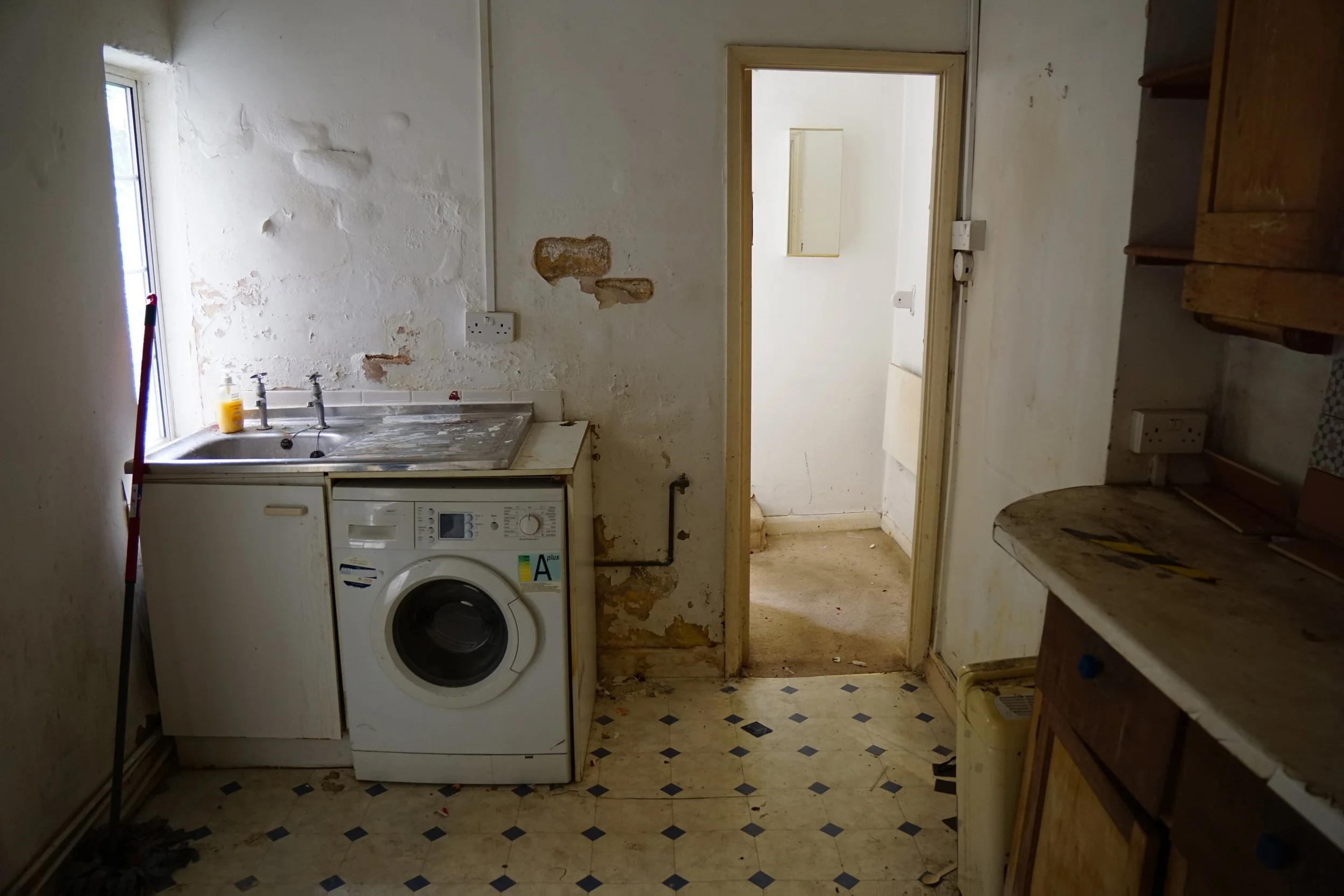 london-retro-distressed-white-stucco-terraced-house-unmodernised-filming-photoshoots-events-washing-machine.jpg