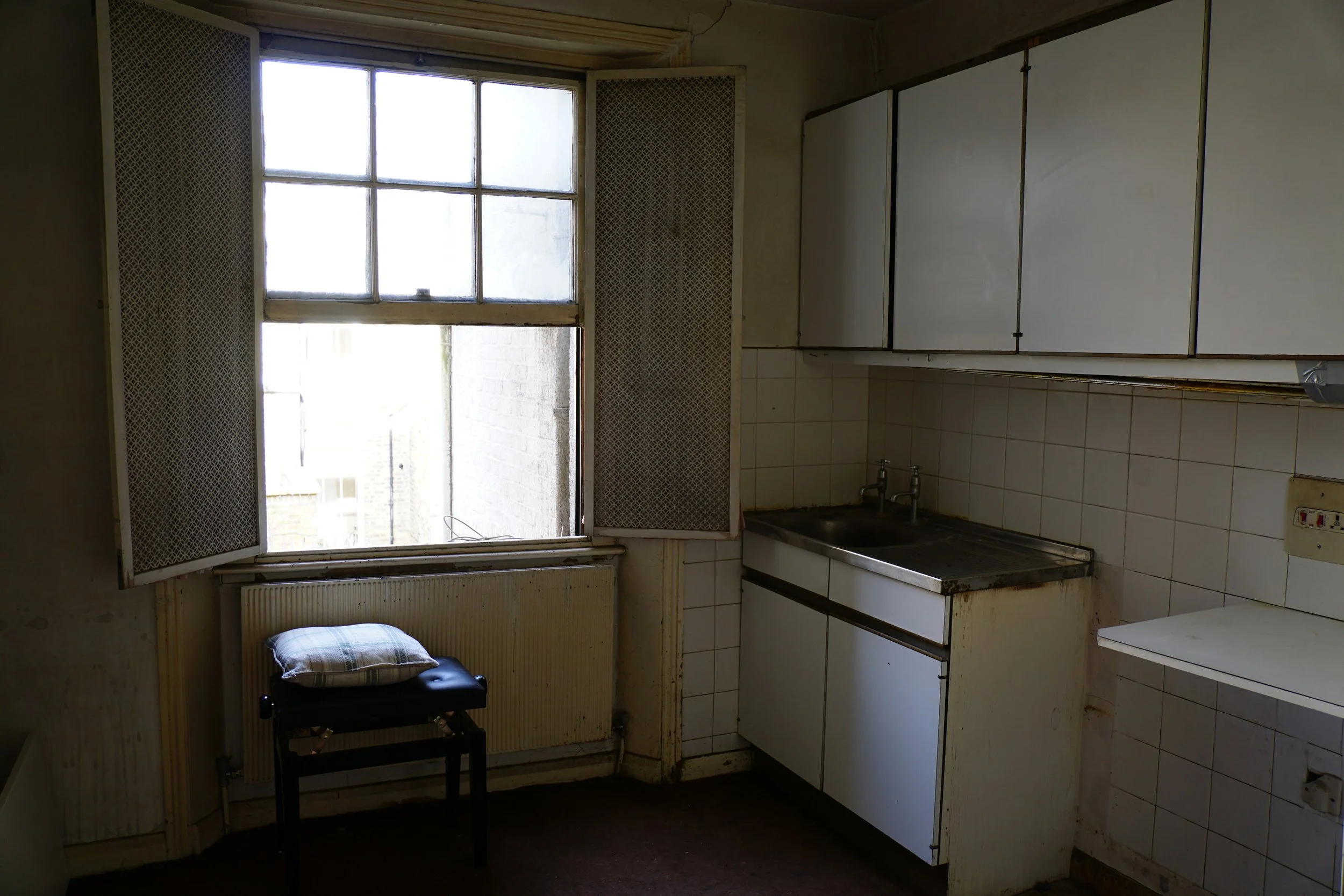 london-retro-distressed-white-stucco-terraced-house-unmodernised-filming-photoshoots-events-white-kitchen-units.jpg