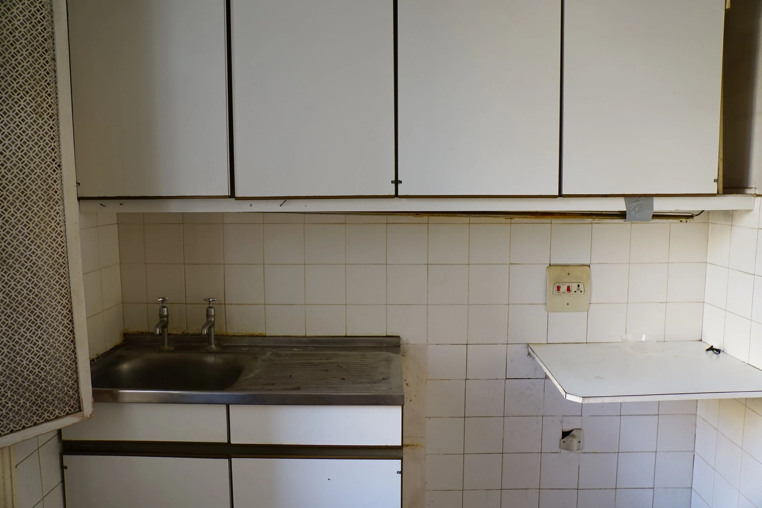 london-retro-distressed-white-stucco-terraced-house-unmodernised-filming-photoshoots-events-white-tiles.jpg