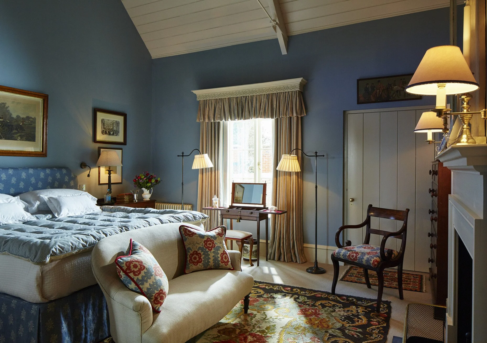 historic-period-sporting-lodge-sussex-filming-photoshoots-events-bedroom-sofa.jpg