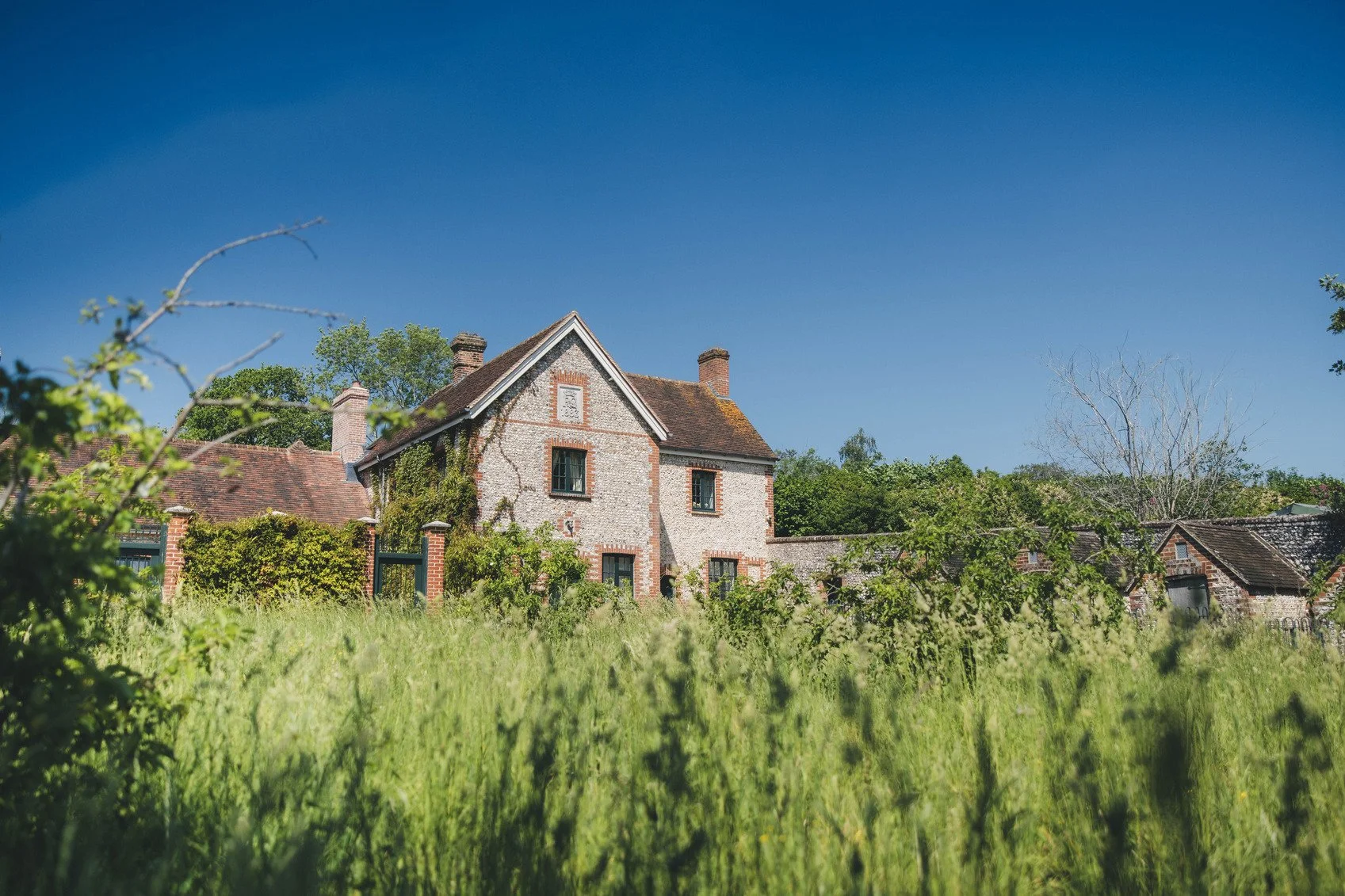 historic-period-sporting-lodge-sussex-filming-photoshoots-events-facade.jpg
