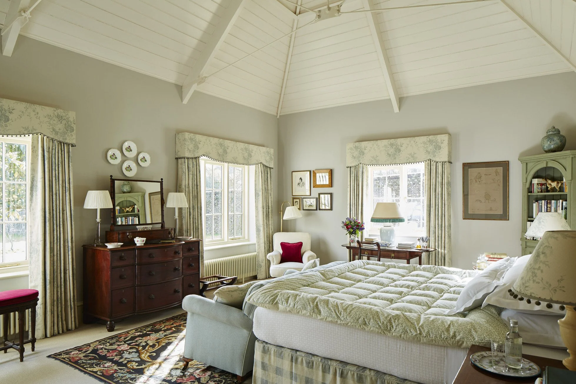 historic-period-sporting-lodge-sussex-filming-photoshoots-events-white-bedroom.jpg