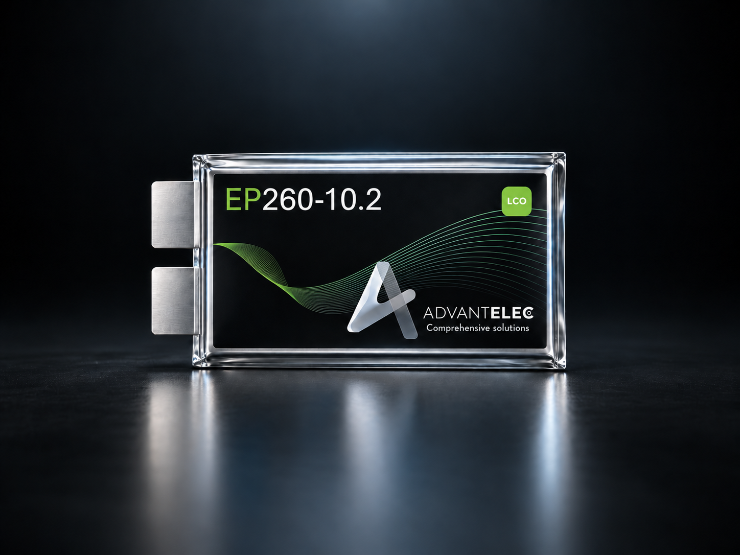 Composant électronique rectangulaire en verre transparent, doté de connecteurs métalliques sur le côté gauche, sur lequel figurent les mentions « EP260-10.2 », « LCO », le logo Advantelec et la phrase « Solutions complètes » sur un fond noir orné de motifs ondulés verts.