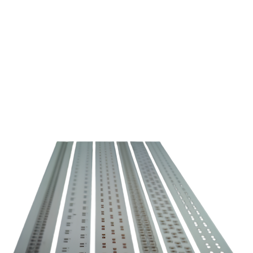 Intérieur d'une enceinte de chemin de fer avec plusieurs voies et rails.