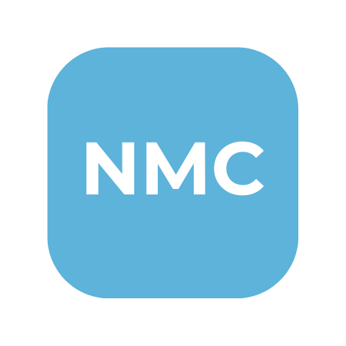 Logo bleu avec les lettres NMC en blanc