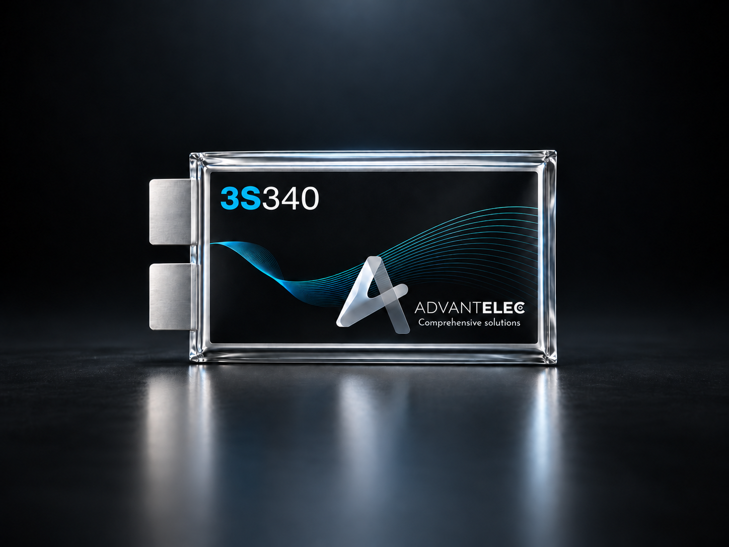Gros plan sur un composant électronique rectangulaire transparent, doté de connecteurs argentés sur le côté et portant les inscriptions « 3S340 » et « ADVANTELC », sur fond sombre.