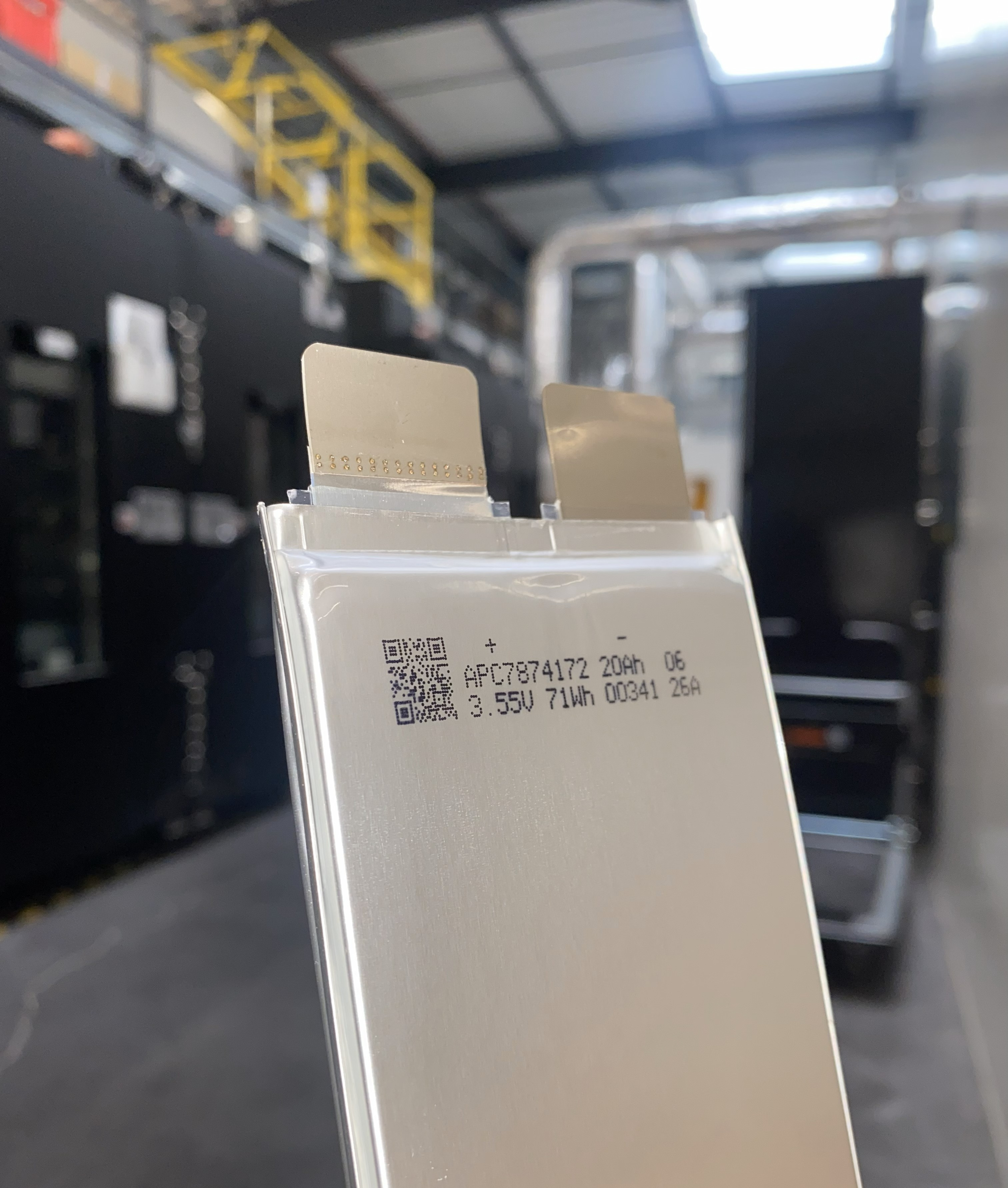 Une batterie lithium-ion avec des détails techniques imprimés, dans un environnement industriel ou un centre de données.